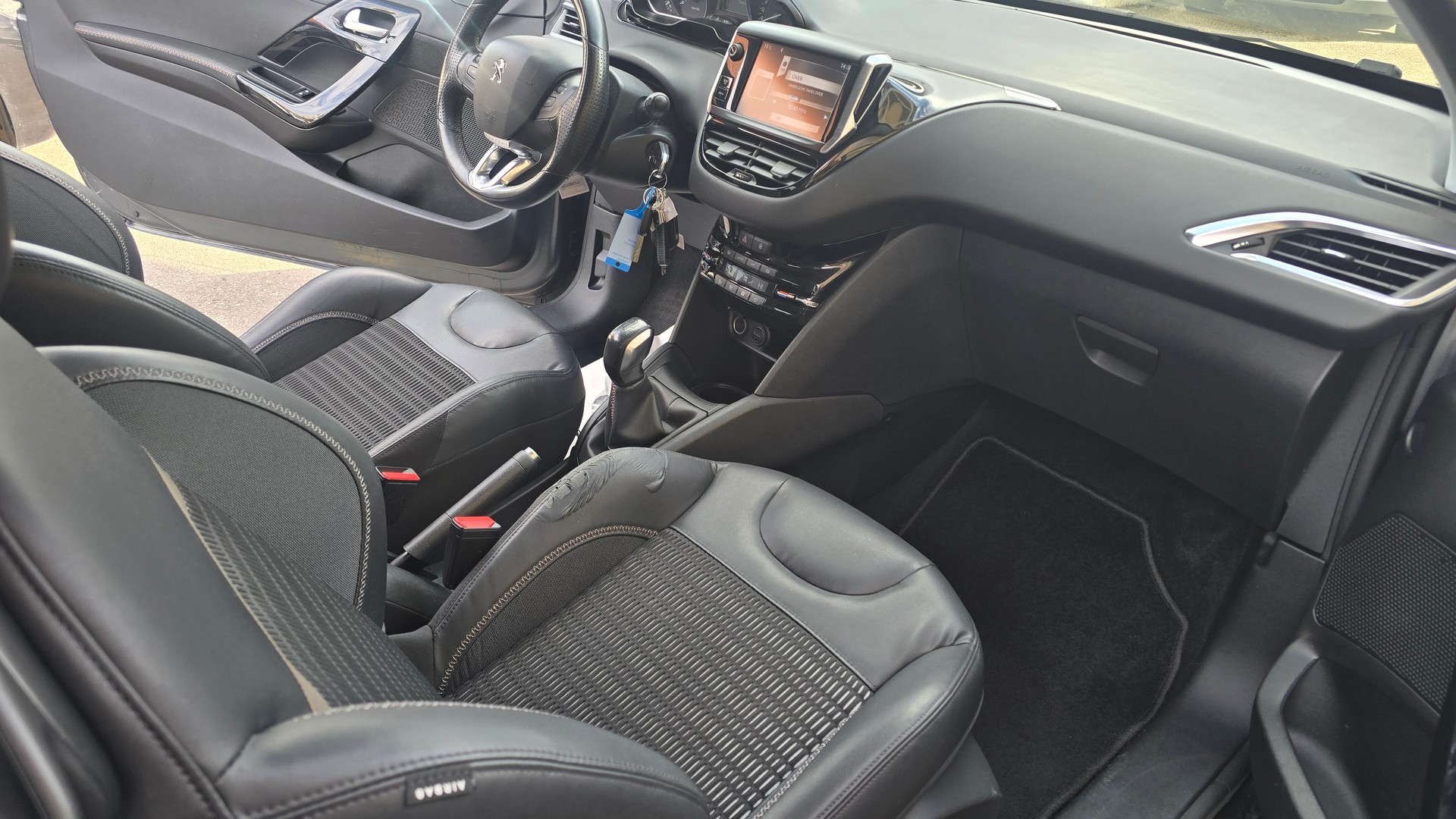 PEUGEOT 208 1.6 VTI Allure-image-12