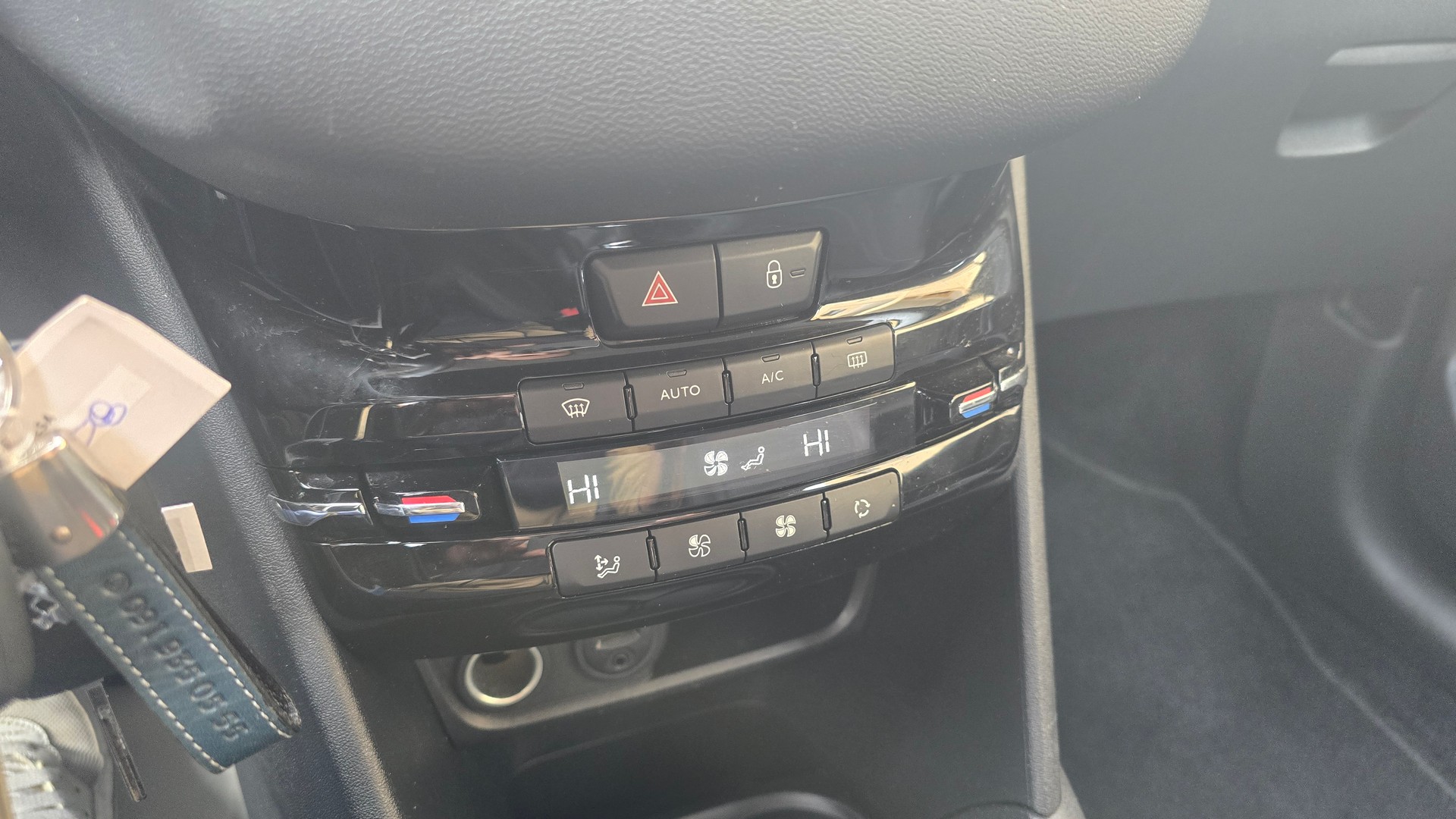 PEUGEOT 208 1.6 VTI Allure-image-7
