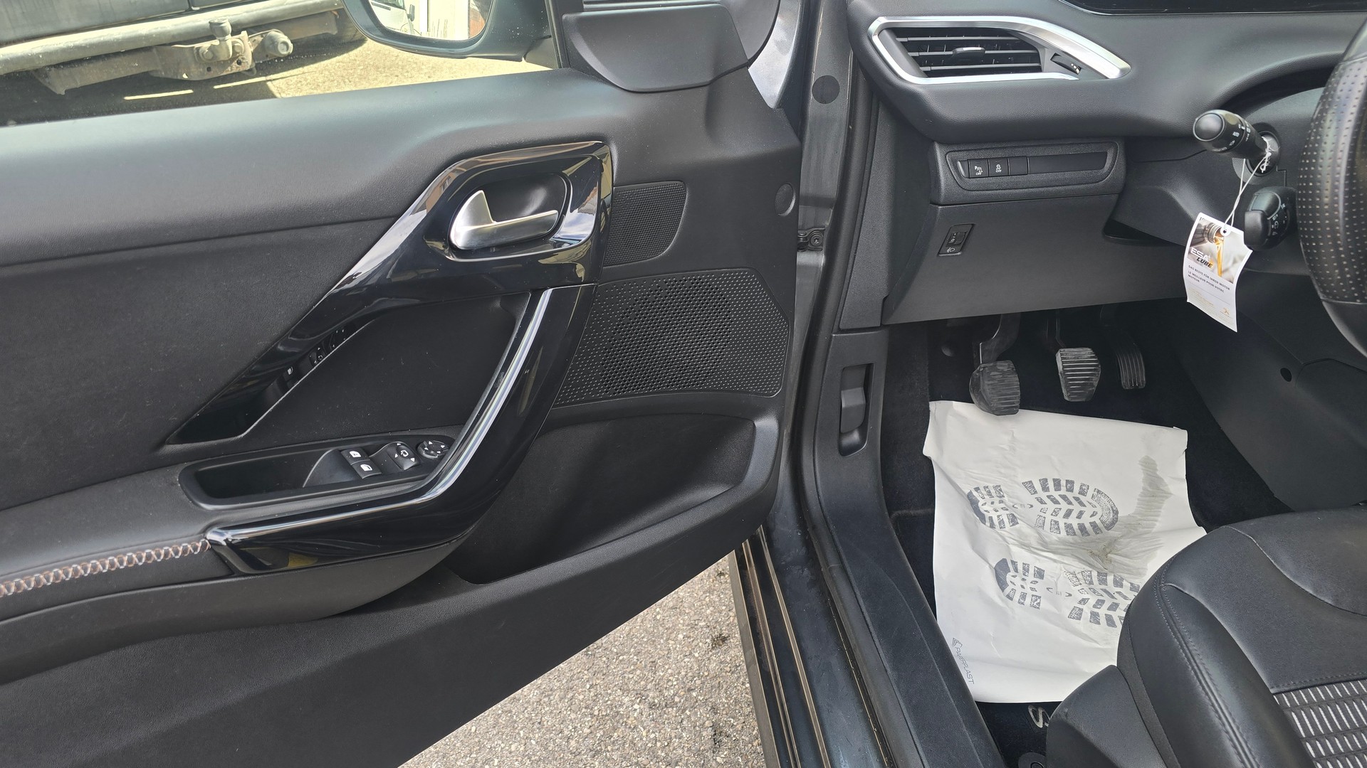 PEUGEOT 208 1.6 VTI Allure-image-5