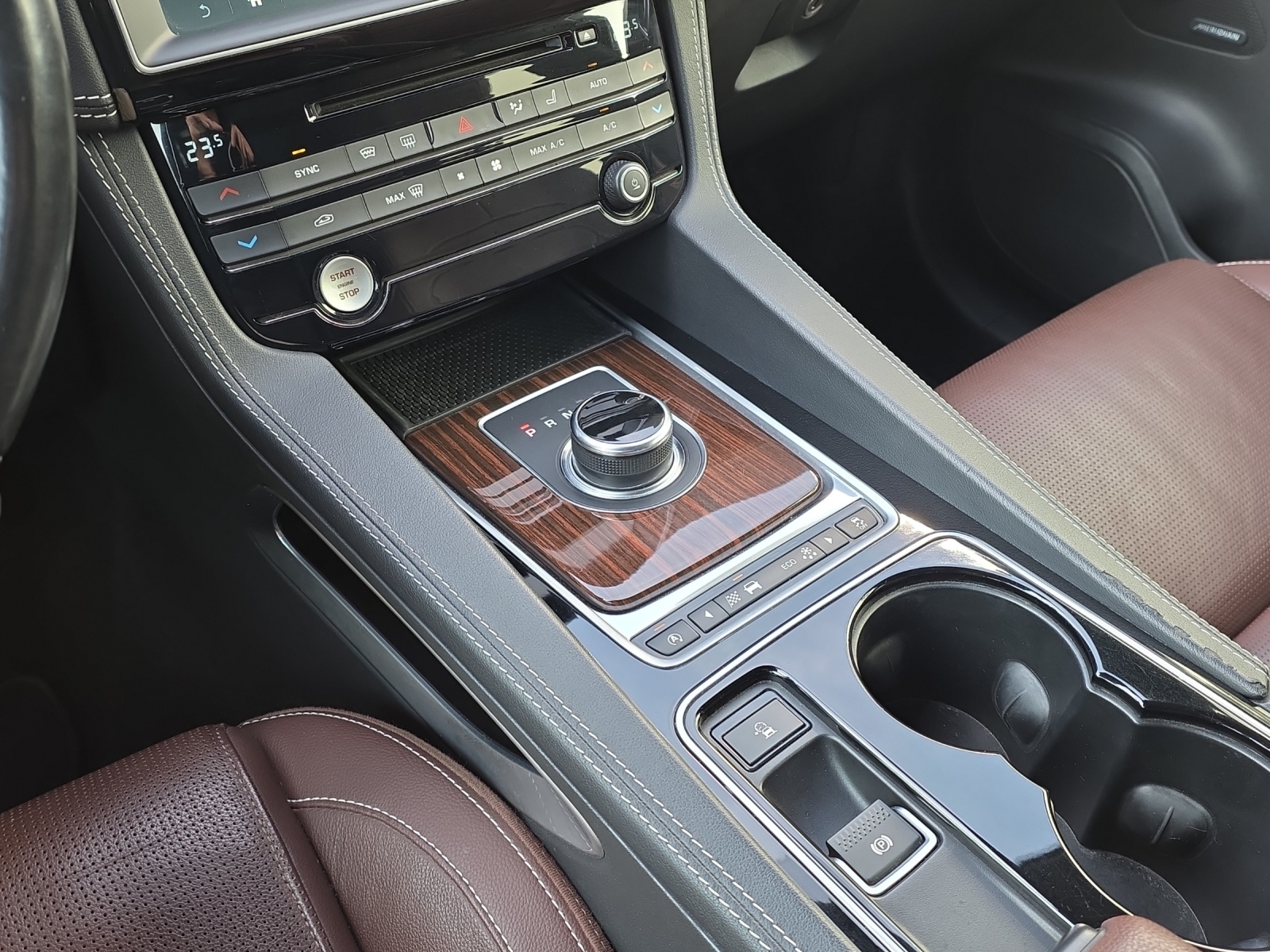 JAGUAR F-Pace 3.0 TD S AWD Automatik-image-12