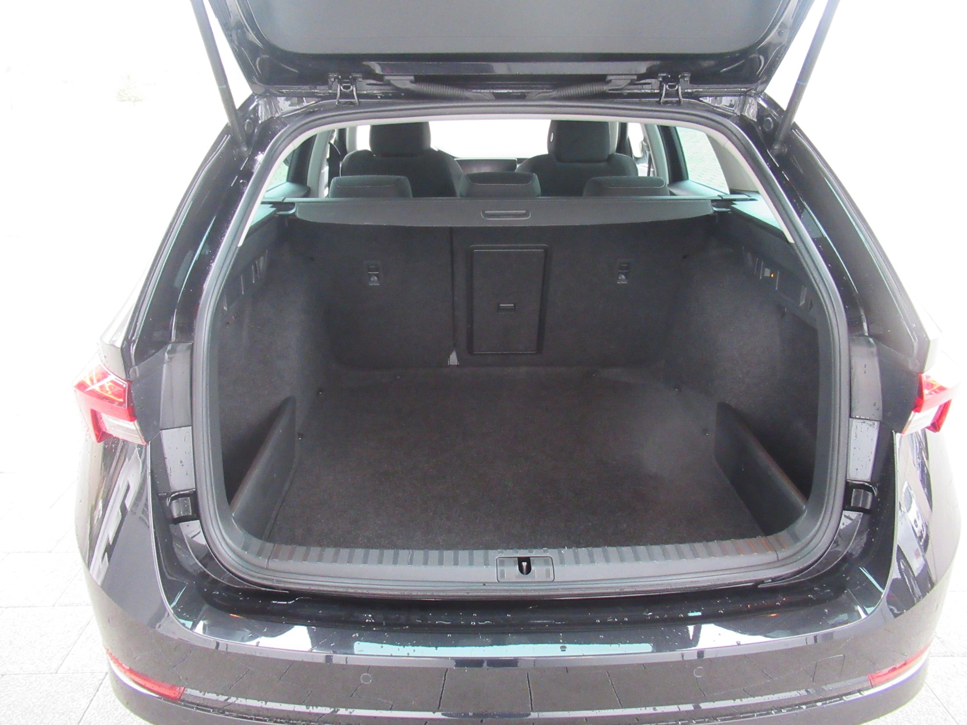 SKODA Octavia Combi 2.0 TDI DSG Ambition 4x4-image-4