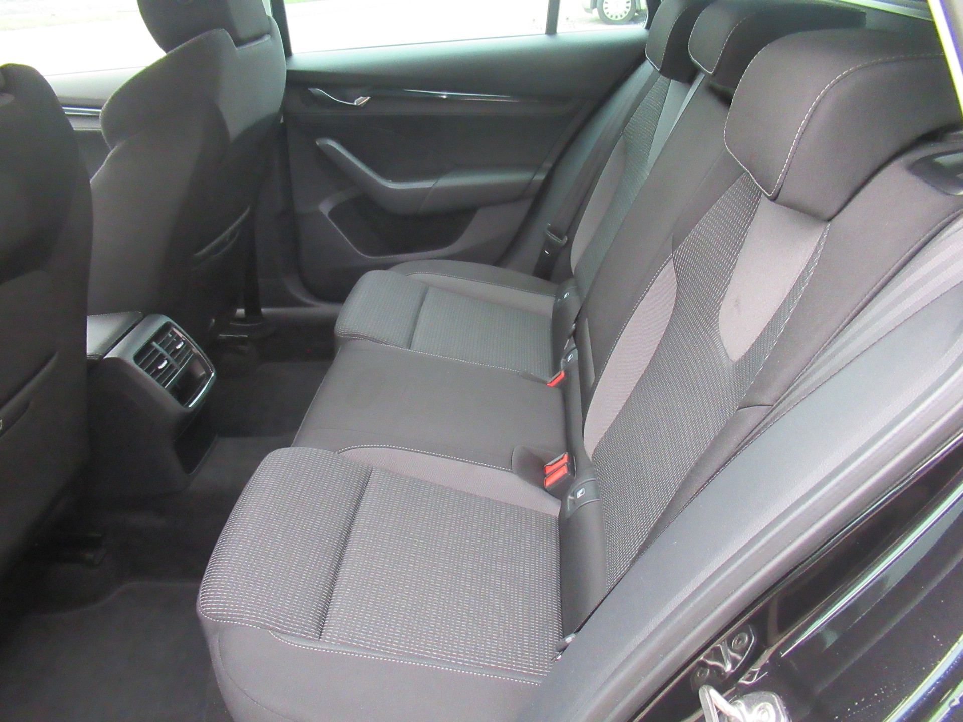 SKODA Octavia Combi 2.0 TDI DSG Ambition 4x4-image-9