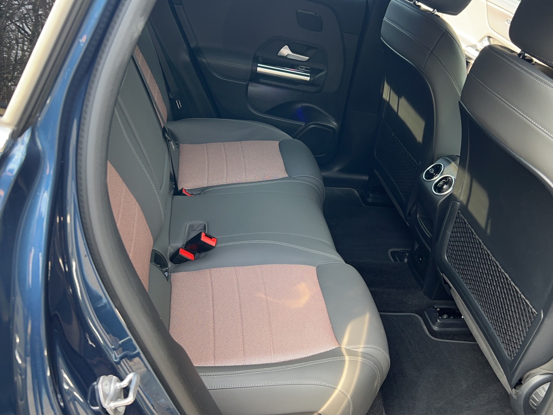 MERCEDES-BENZ EQA 250-image-16