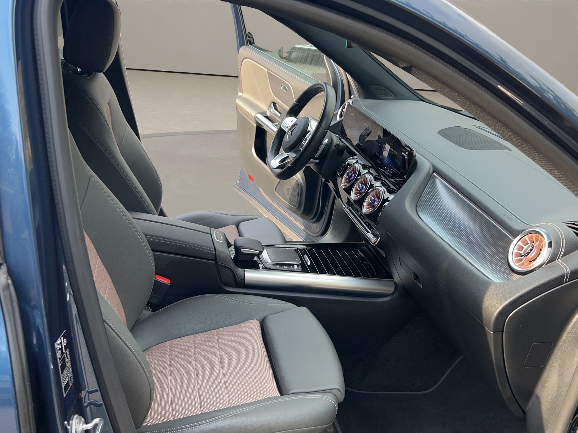 MERCEDES-BENZ EQA 250-image-15