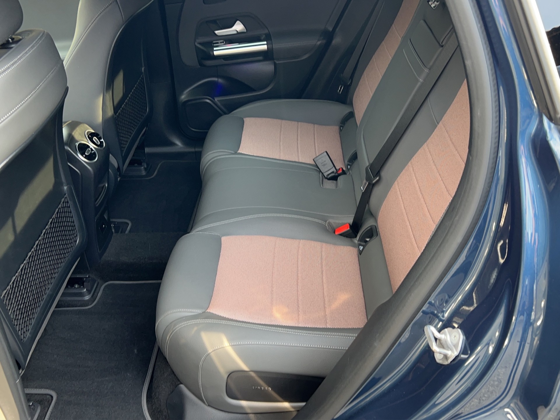 MERCEDES-BENZ EQA 250-image-11