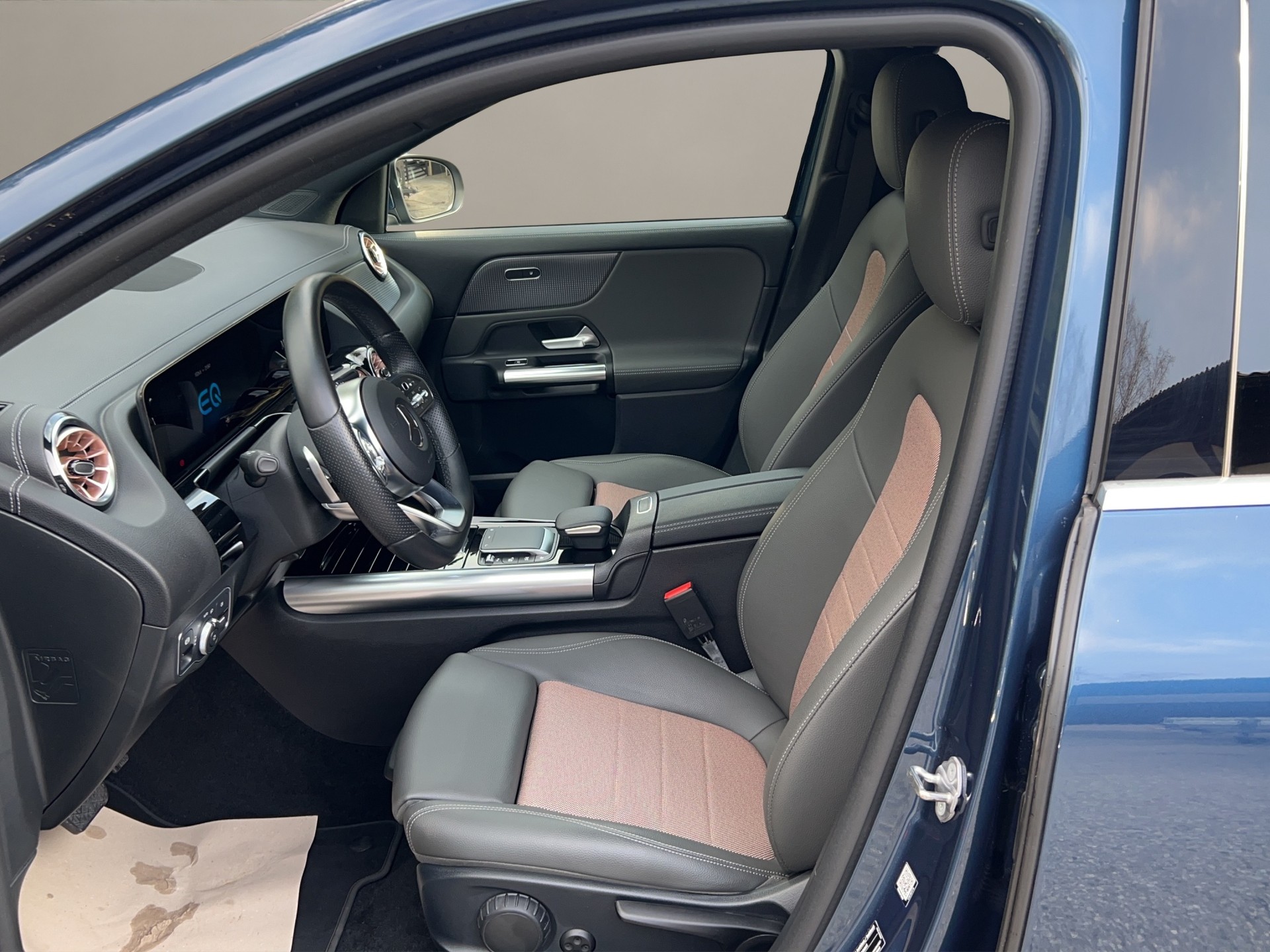 MERCEDES-BENZ EQA 250-image-8