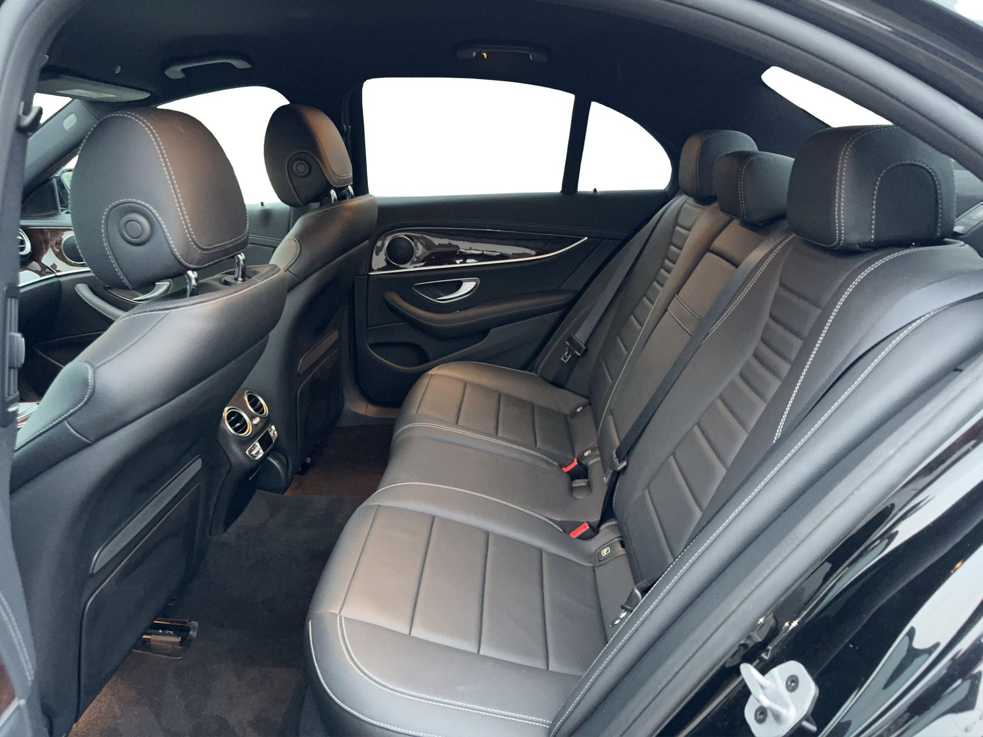 MERCEDES-BENZ E 300 e AMG Line 9G-Tronic-image-10