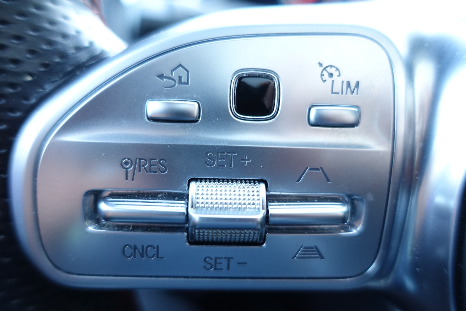 MERCEDES-BENZ EQA 250 AMG Line-image-6