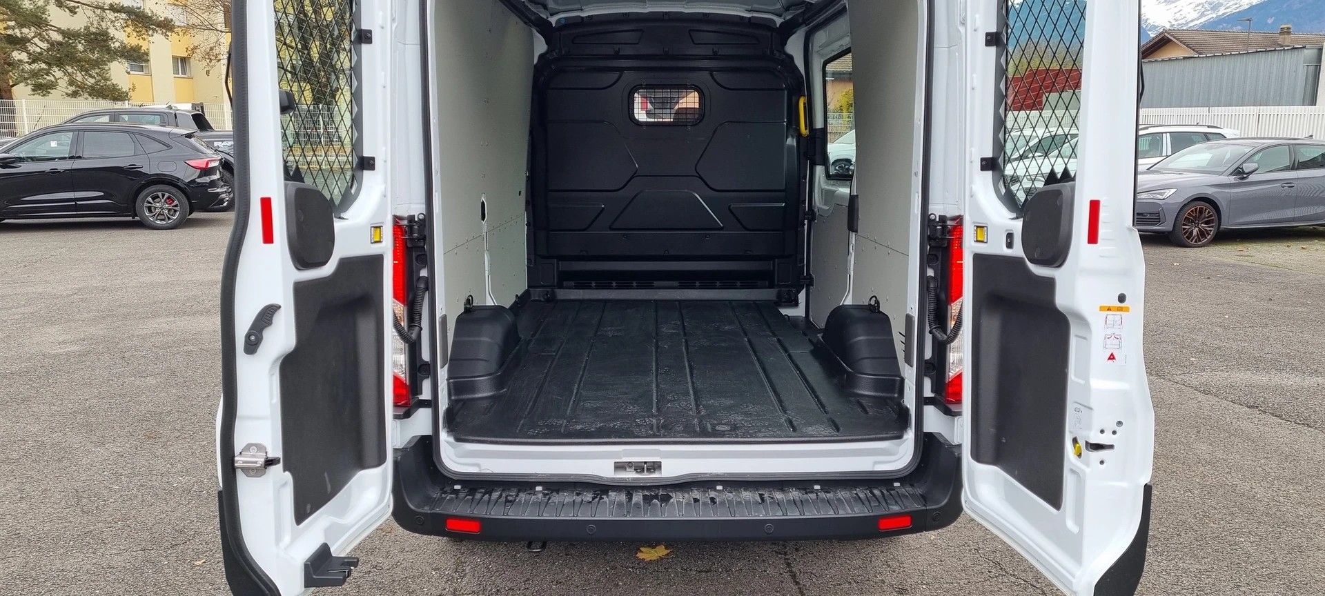 FORD E-Transit van 350 L2H2 67kWh Trend-image-2