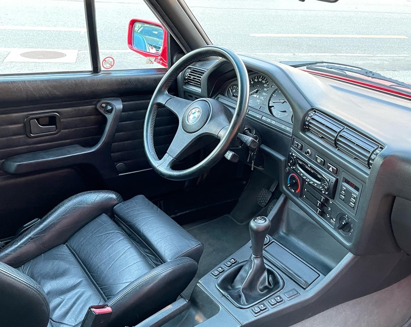 BMW 325i Cabrio-image-2