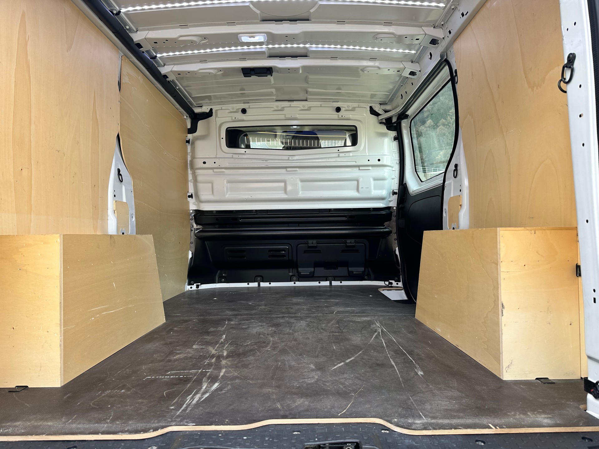 RENAULT Trafic 2.0 Blue dCi110 Business L1H1 EN-image-8