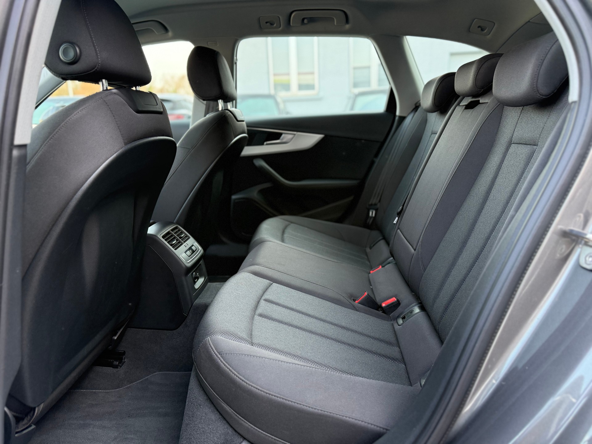 AUDI A4 Avant 40 TDI Attraction quattro S-tronic-image-10