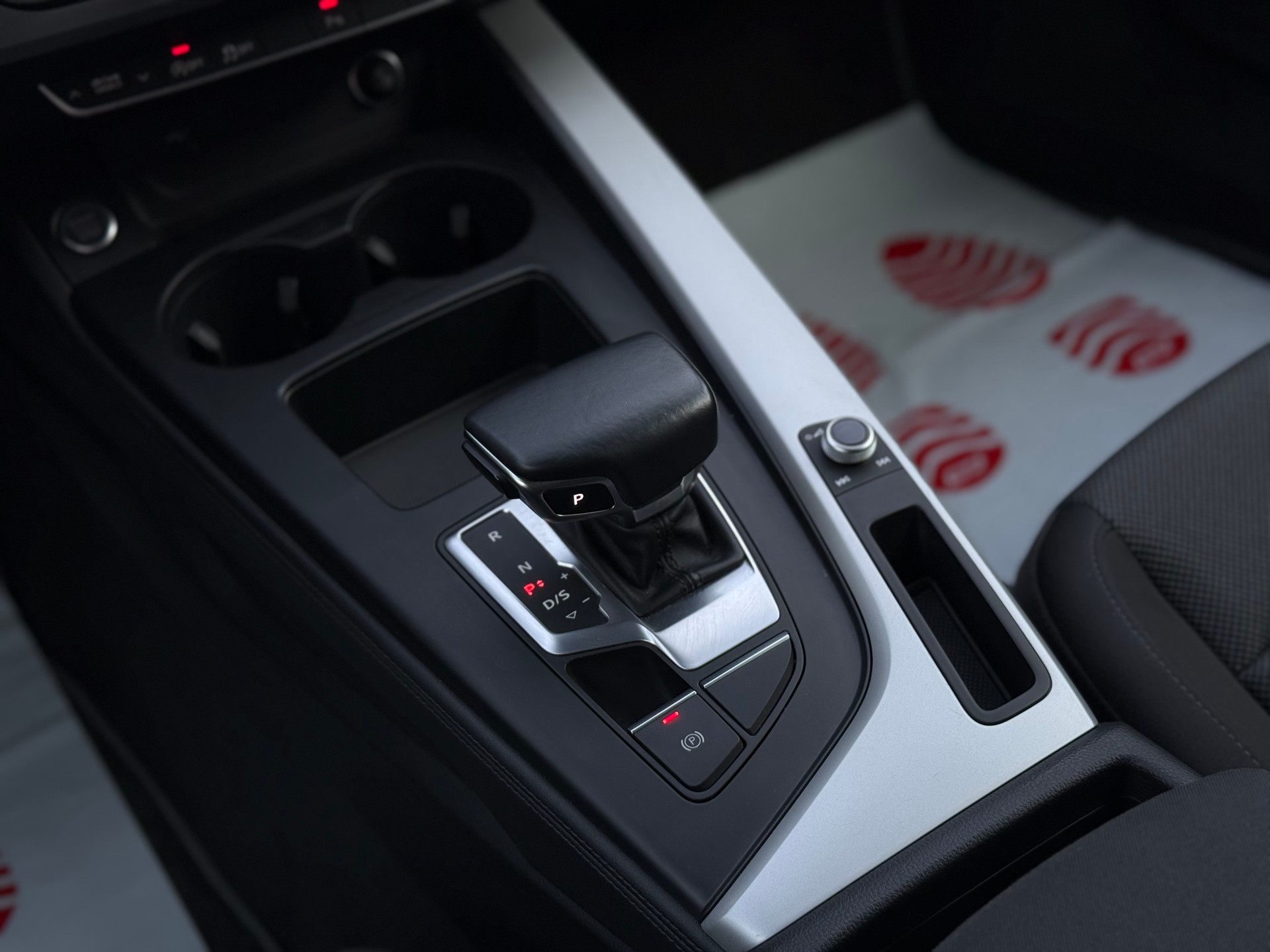 AUDI A4 Avant 40 TDI Attraction quattro S-tronic-image-16