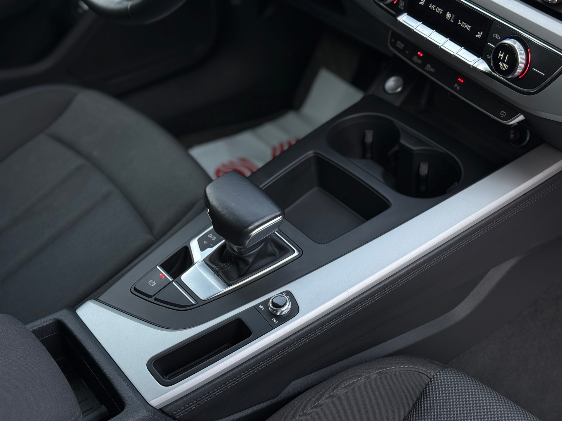 AUDI A4 Avant 40 TDI Attraction quattro S-tronic-image-17