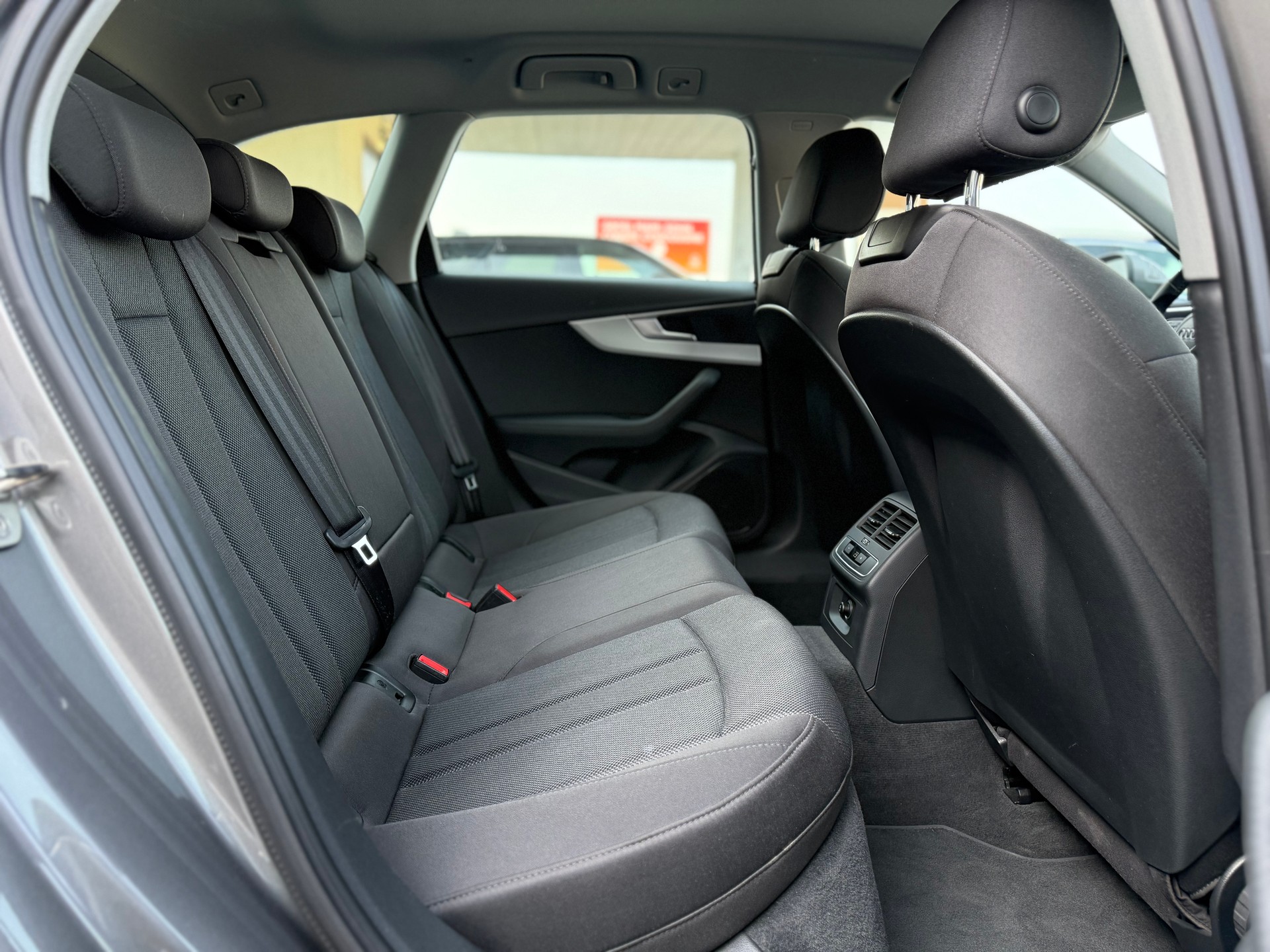 AUDI A4 Avant 40 TDI Attraction quattro S-tronic-image-12