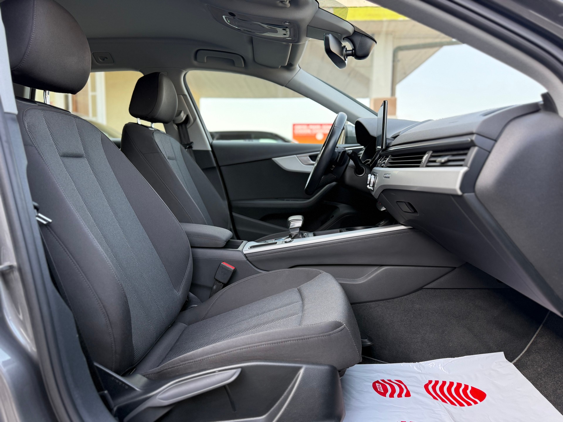 AUDI A4 Avant 40 TDI Attraction quattro S-tronic-image-13