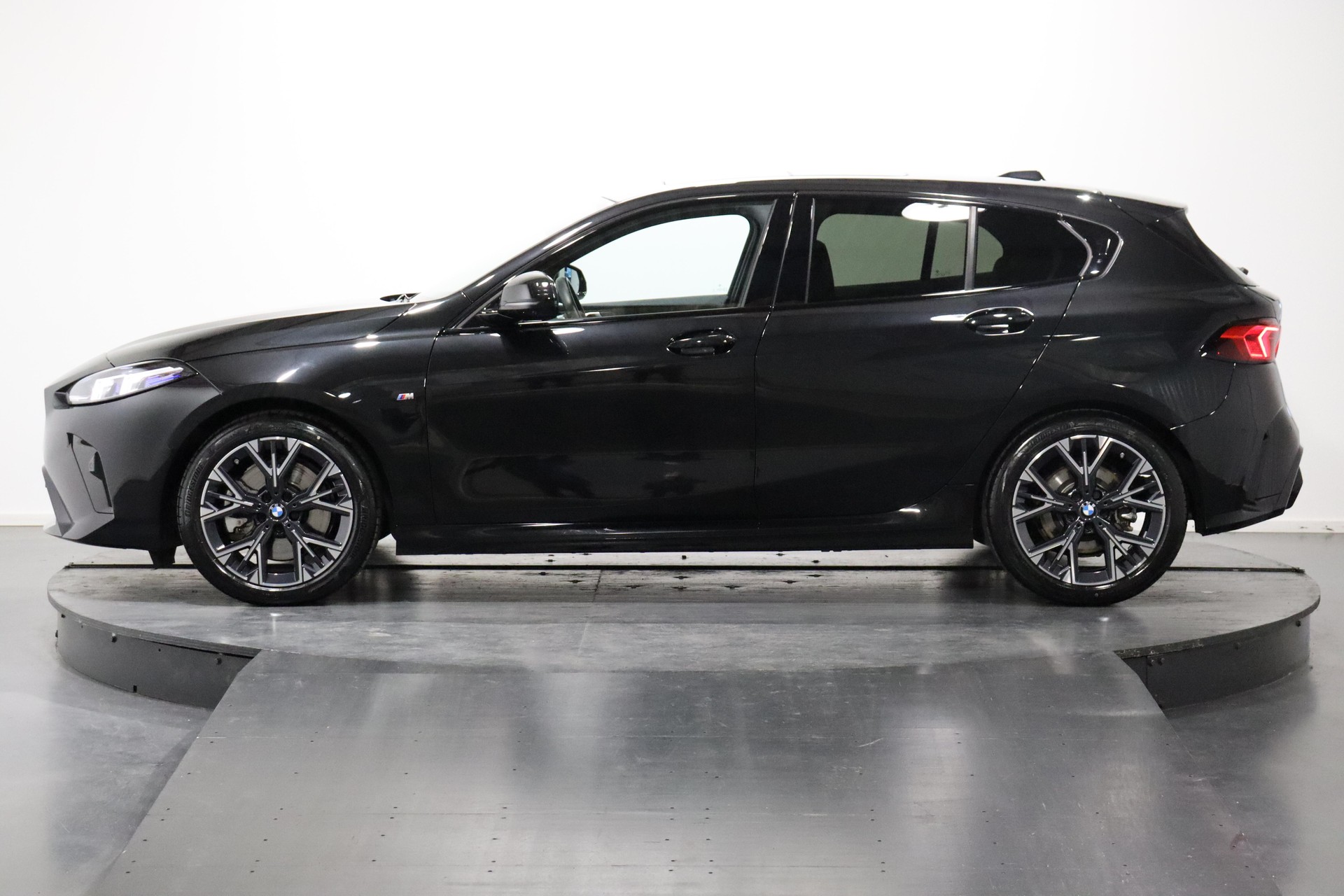 BMW 123 xDrive-image-1