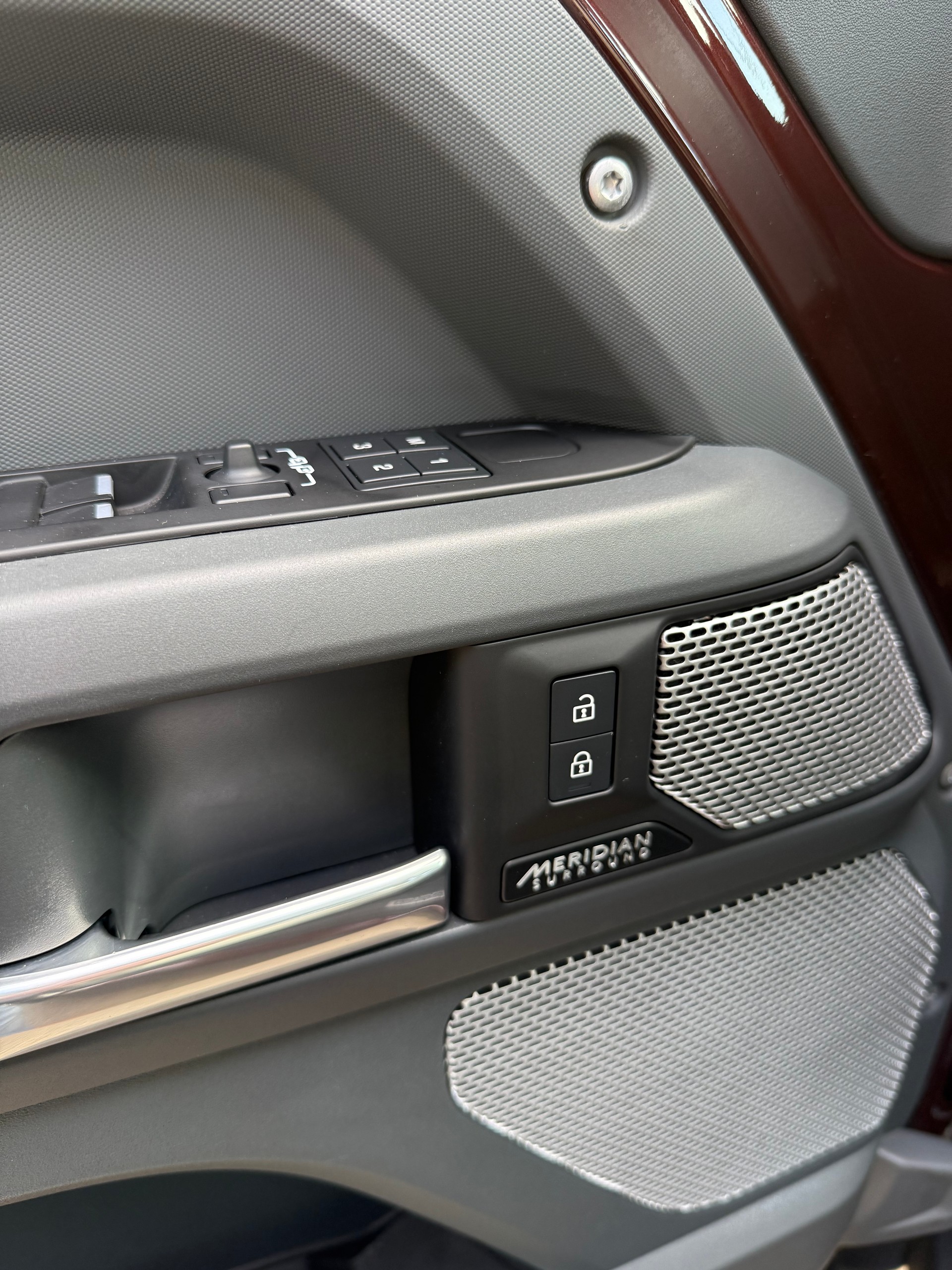 LAND ROVER Defender 130 3.0 D I6 300 X-Dynamic HSE AWD AT8-image-6