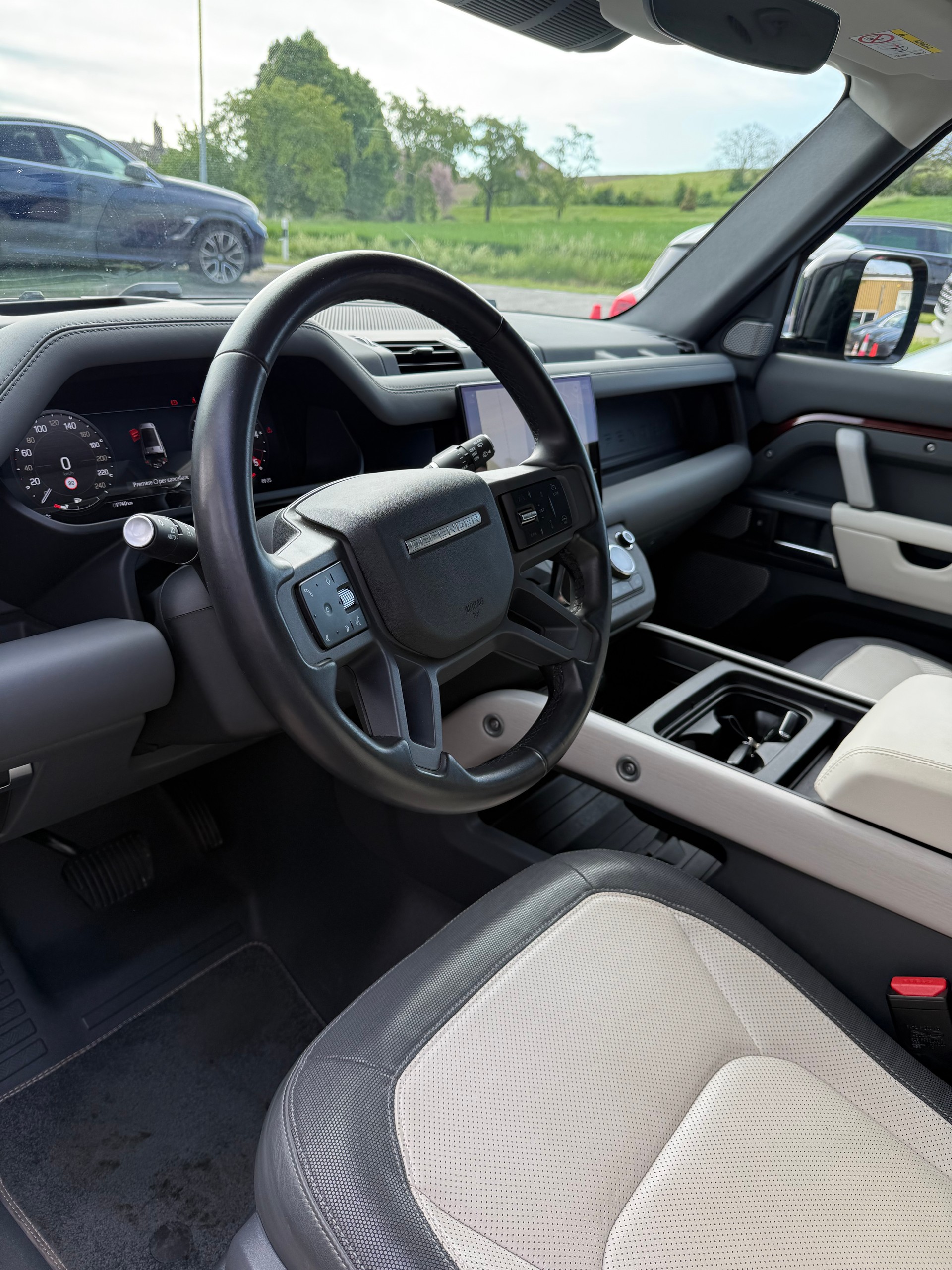 LAND ROVER Defender 130 3.0 D I6 300 X-Dynamic HSE AWD AT8-image-5