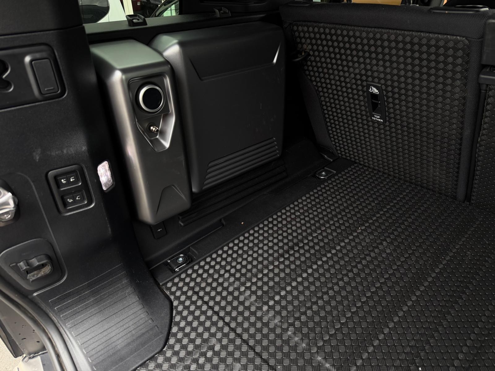 LAND ROVER Defender 110 3.0 D I6 300 X-Dynamic HSE AWD AT8 Facelift-image-17