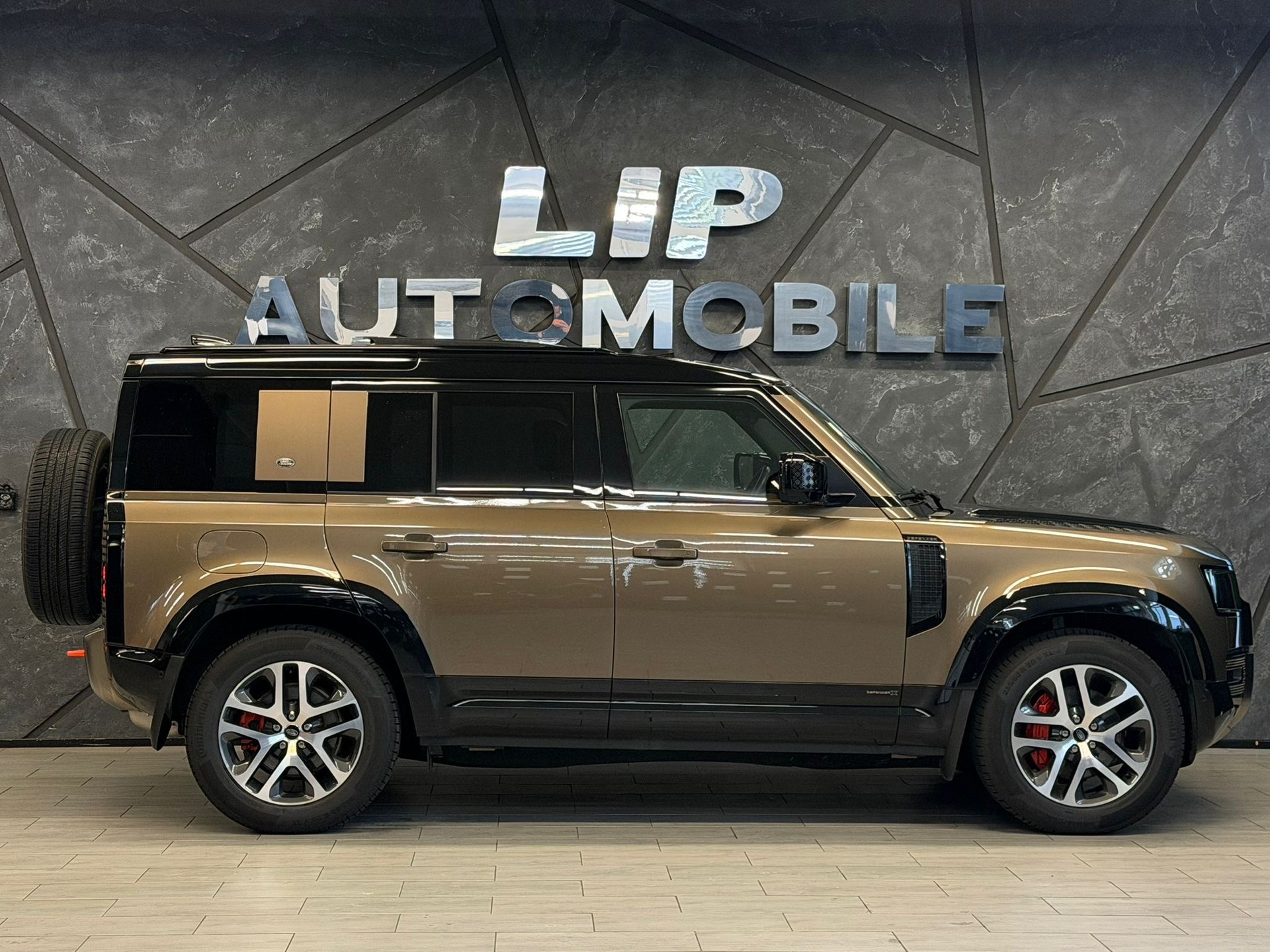 LAND ROVER Defender 110 3.0 D I6 300 X-Dynamic HSE AWD AT8 Facelift-image-3