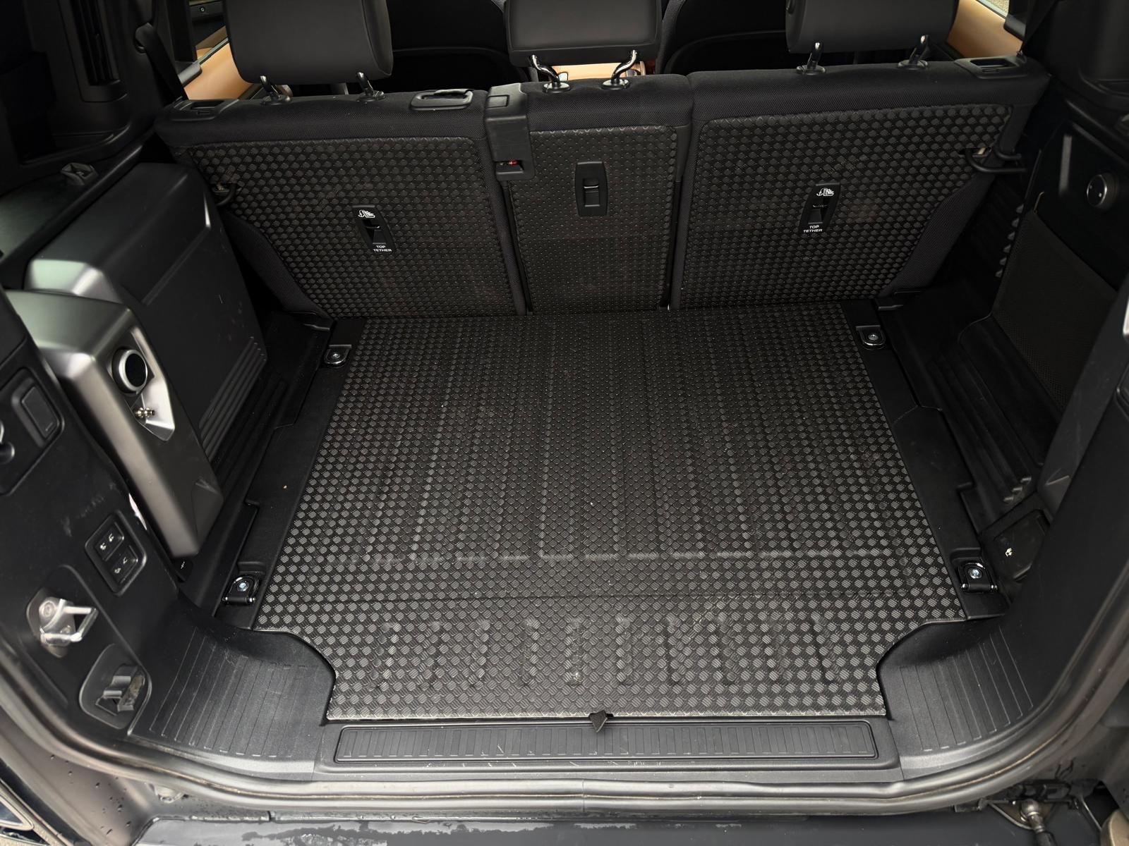 LAND ROVER Defender 110 3.0 D I6 300 X-Dynamic HSE AWD AT8 Facelift-image-16