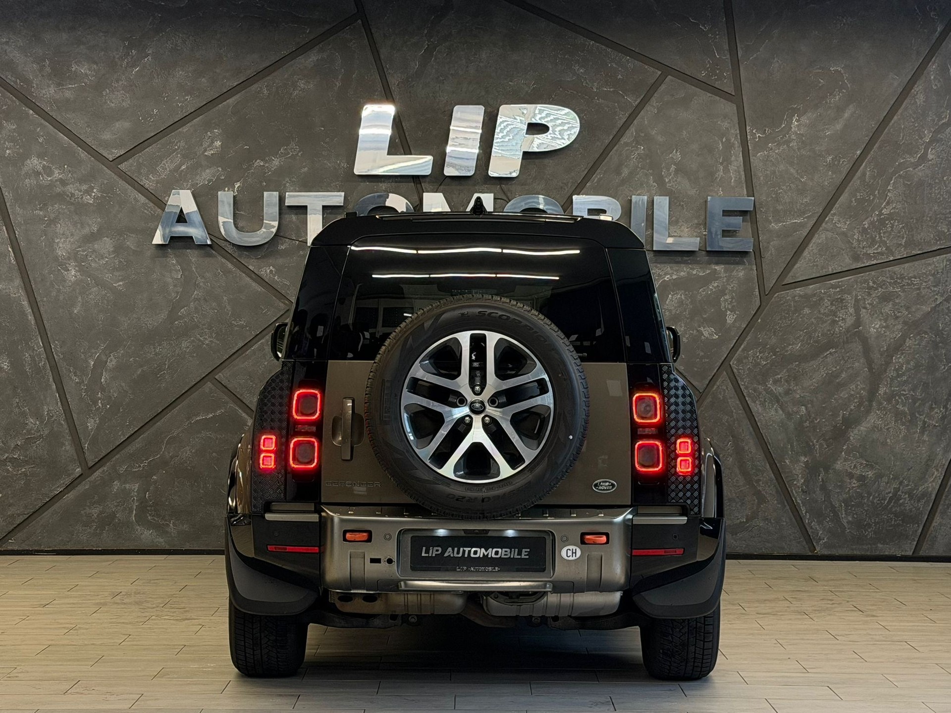 LAND ROVER Defender 110 3.0 D I6 300 X-Dynamic HSE AWD AT8 Facelift-image-6