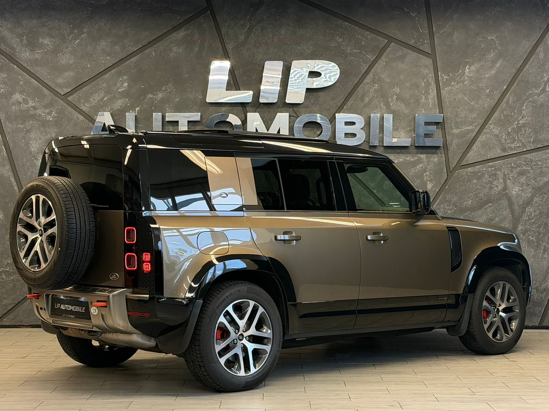 LAND ROVER Defender 110 3.0 D I6 300 X-Dynamic HSE AWD AT8 Facelift-image-5