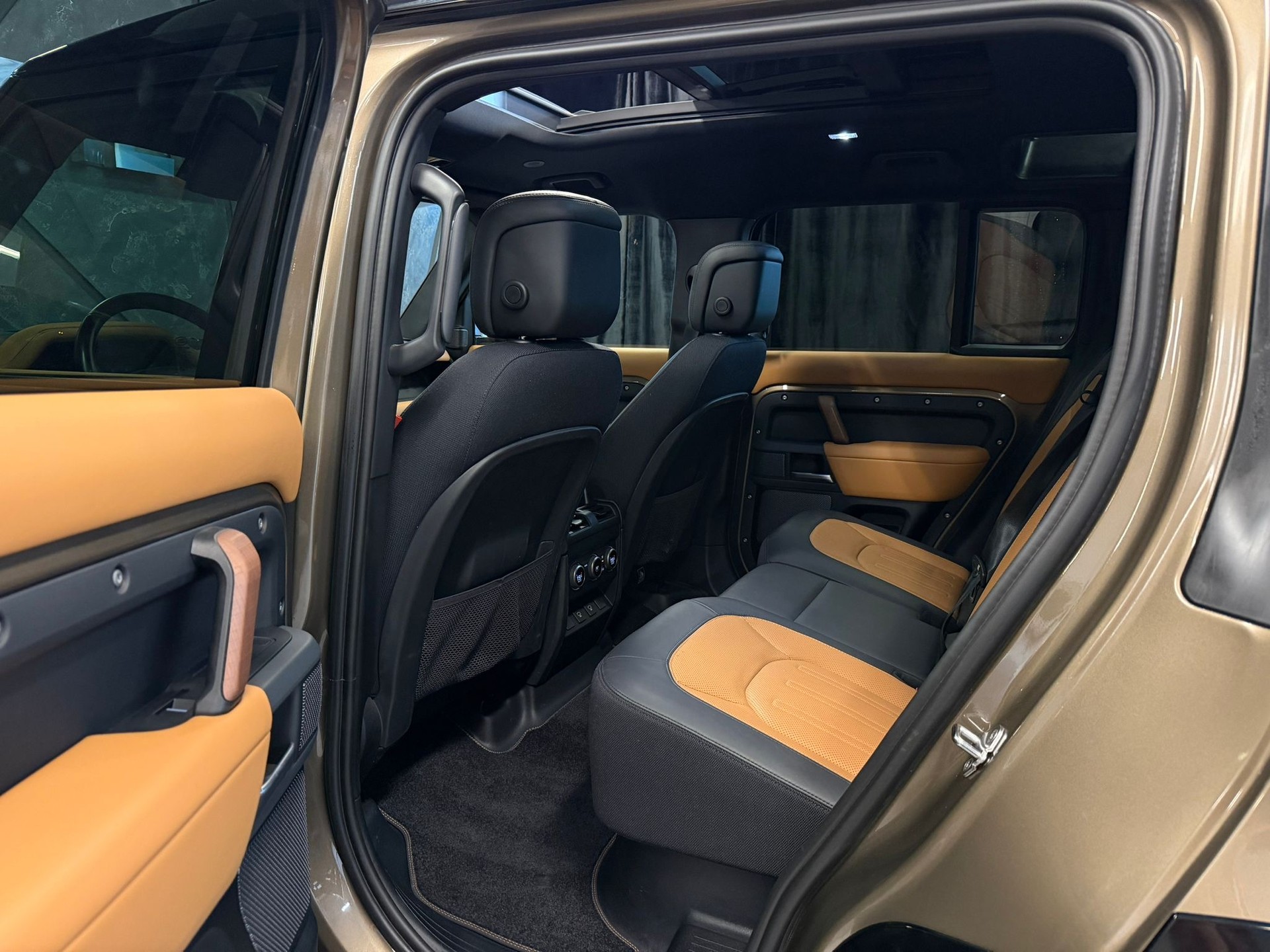 LAND ROVER Defender 110 3.0 D I6 300 X-Dynamic HSE AWD AT8 Facelift-image-15