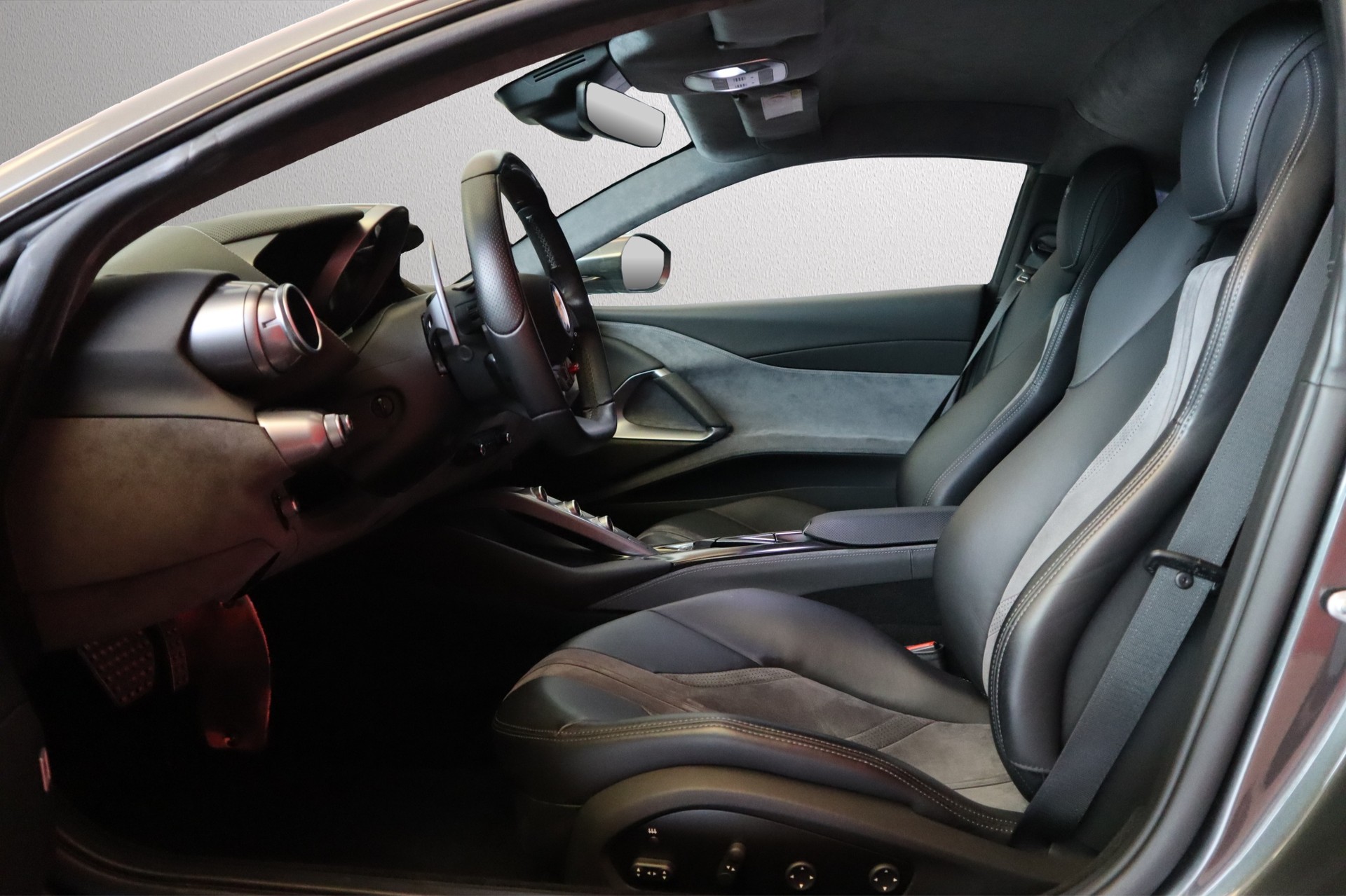 FERRARI 812 Superfast-showroom-element-3