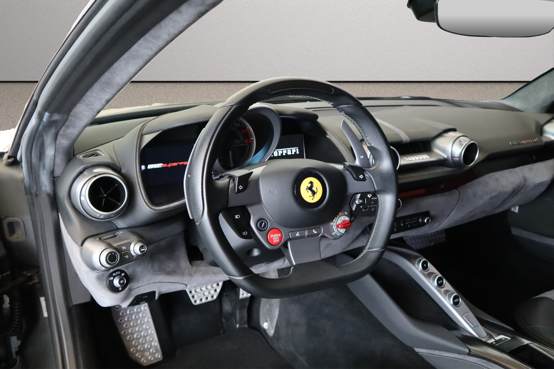 FERRARI 812 Superfast-showroom-element-2