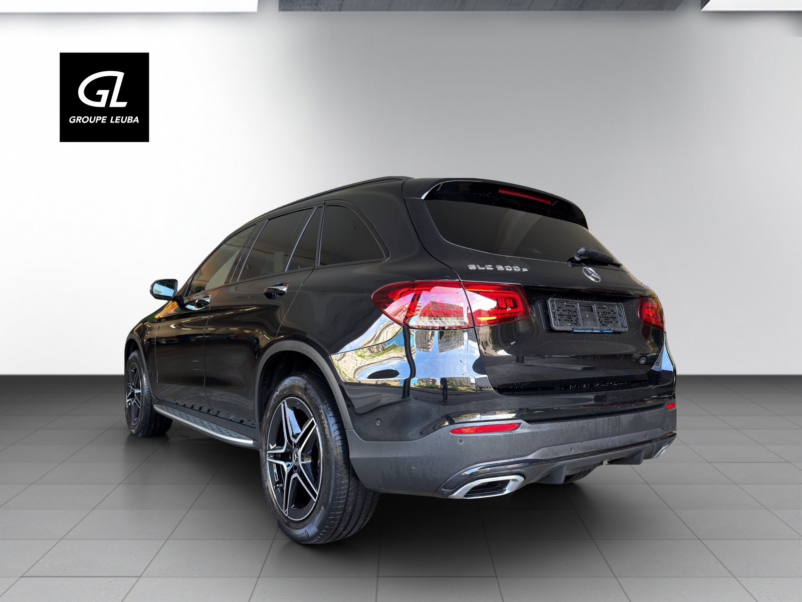 MERCEDES-BENZ GLC 300 e AMG Line 4Matic-image-3