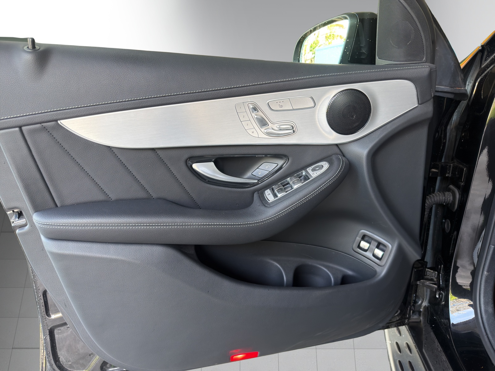 MERCEDES-BENZ GLC 300 e AMG Line 4Matic-image-5