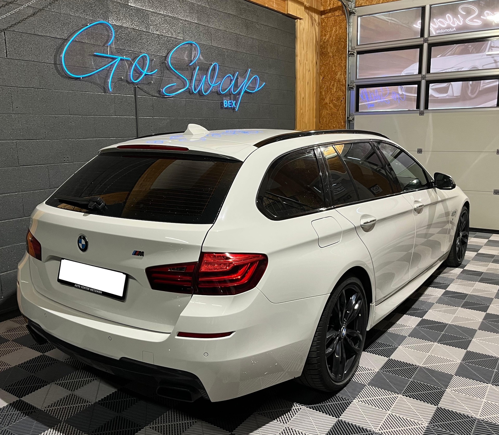 BMW M550d Touring xDrive Steptronic-showroom-element-2