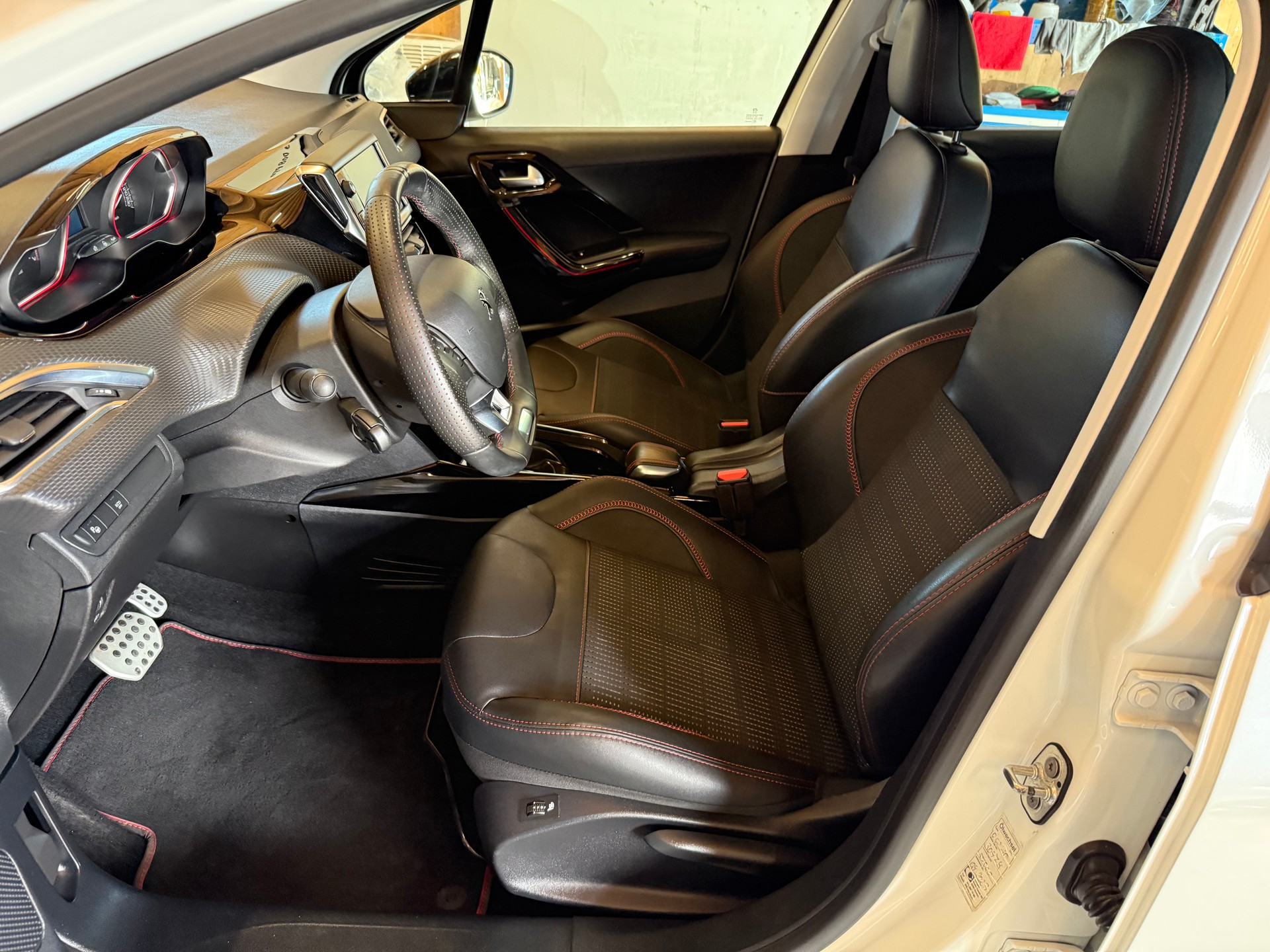 PEUGEOT 2008 1.2 PureTech GT Line EAT6-image-6