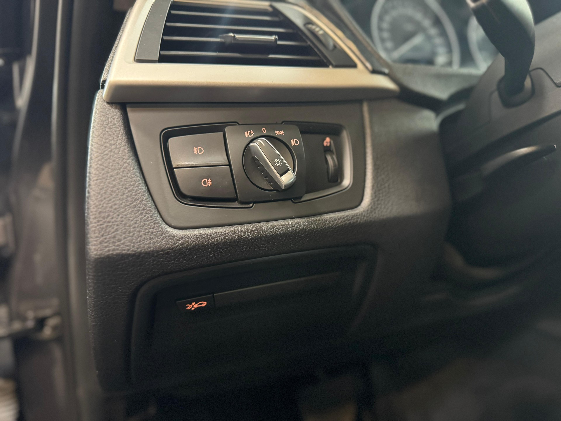 BMW 320i xDrive Steptronic-image-10