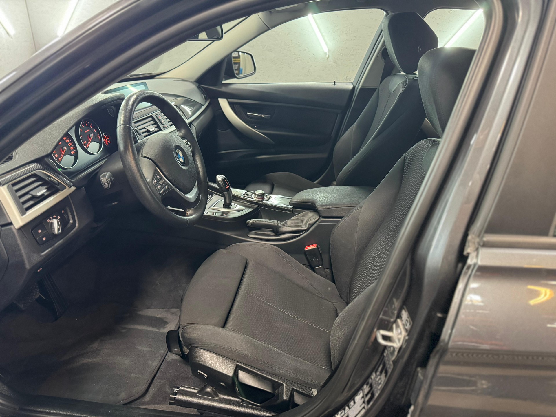BMW 320i xDrive Steptronic-image-7