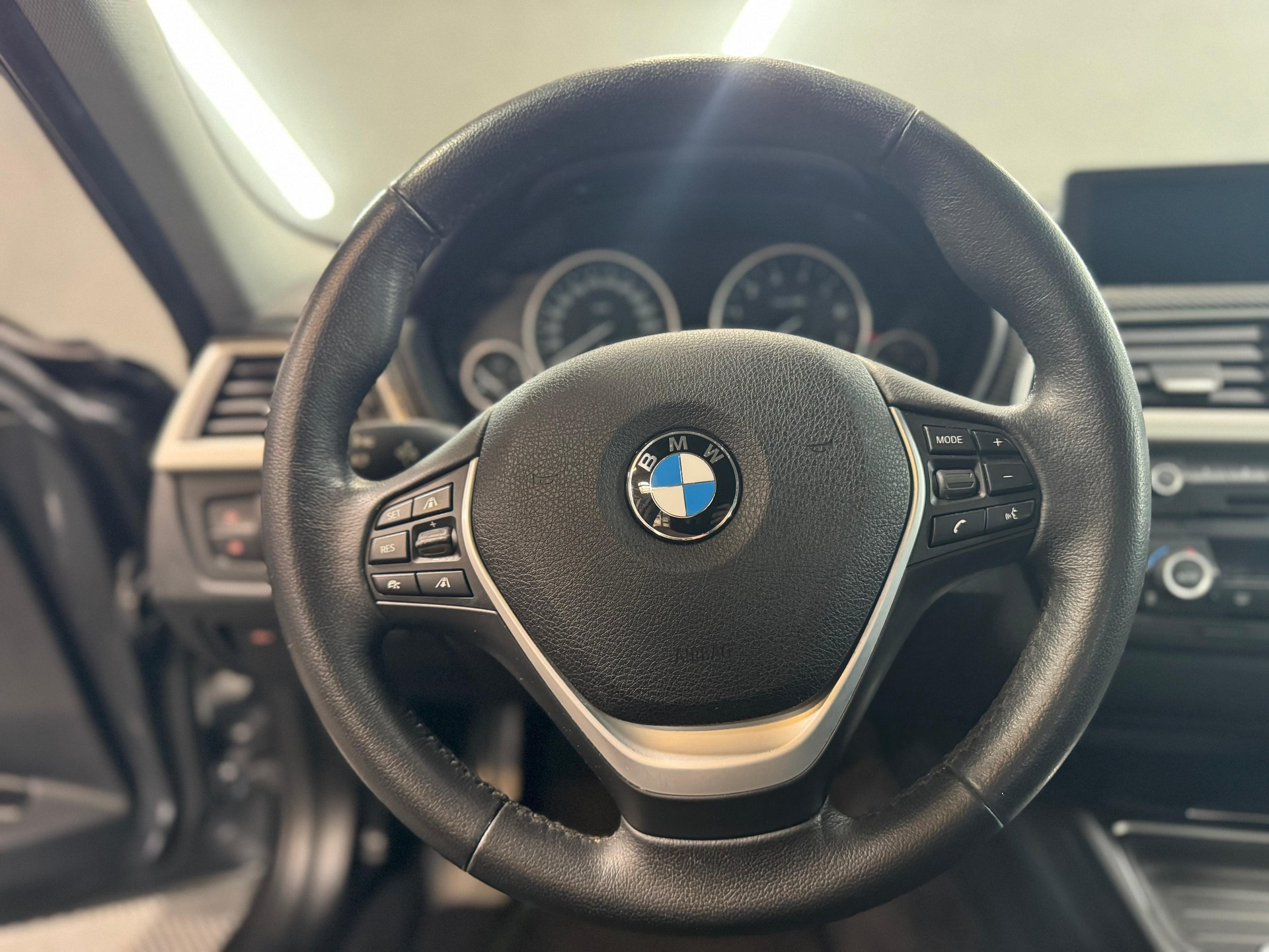 BMW 320i xDrive Steptronic-image-11
