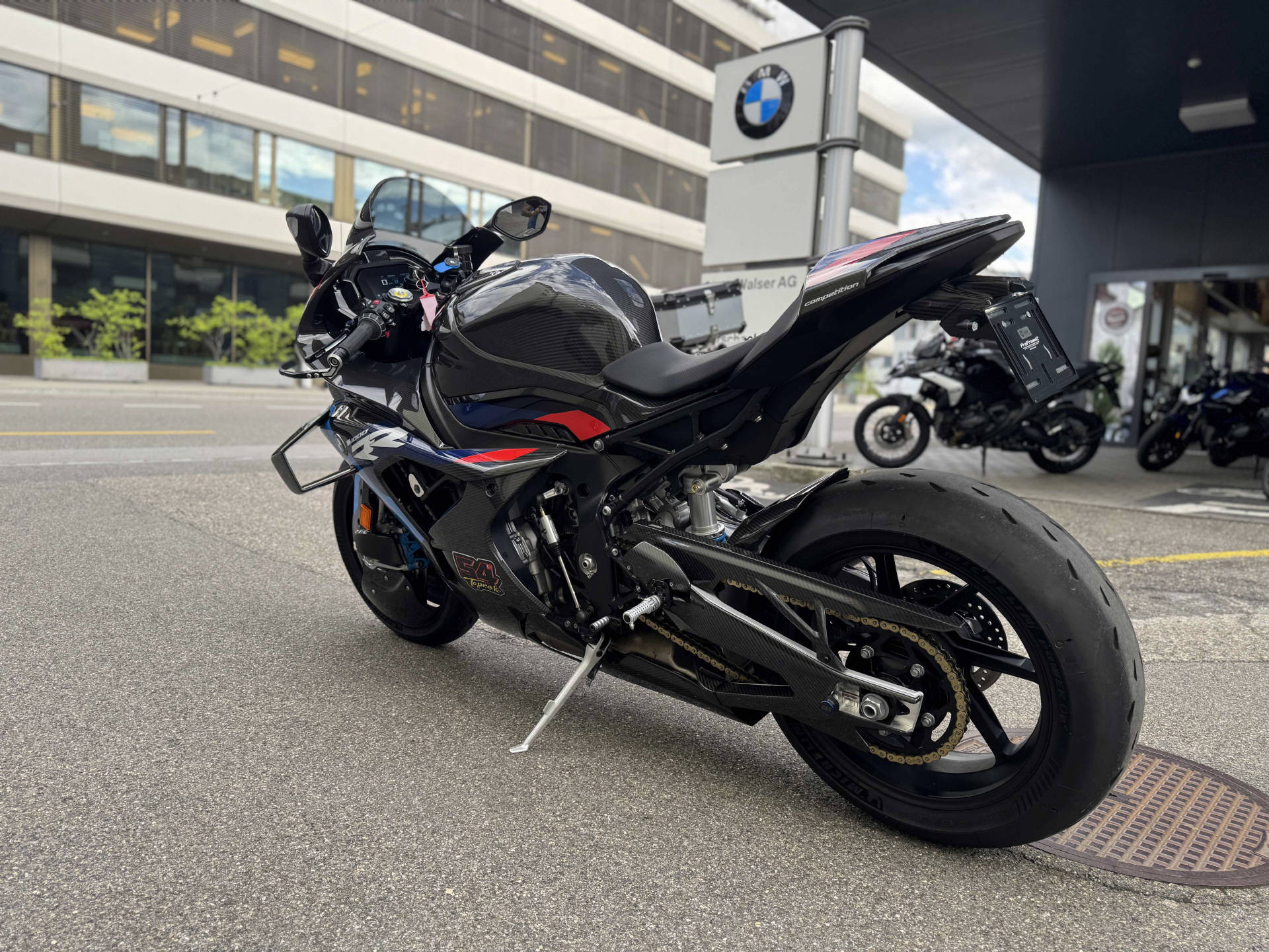 BMW M 1000 RR-showroom-element-2