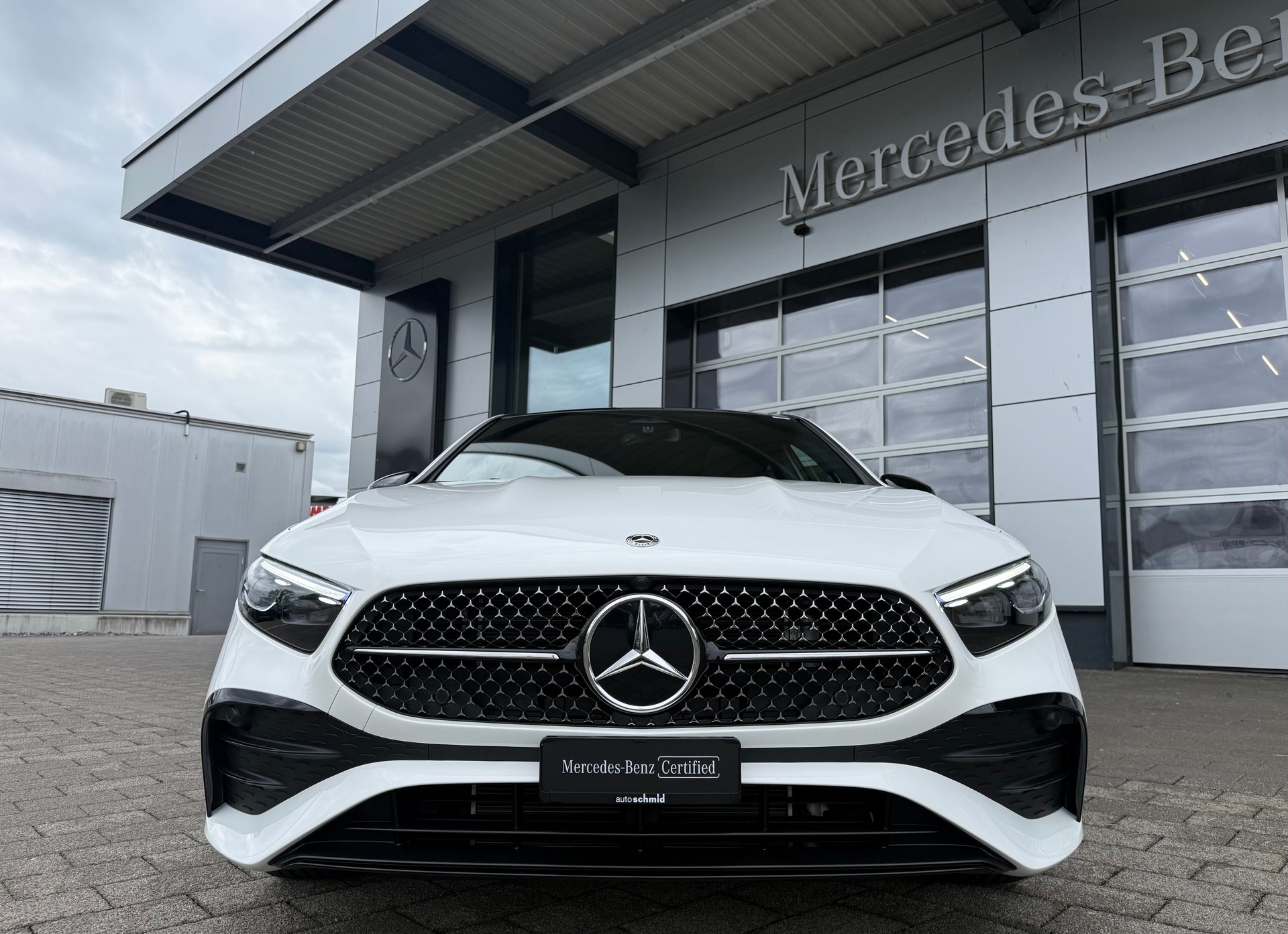 MERCEDES-BENZ A 250 e AMG Line 8G-DCT-image-2