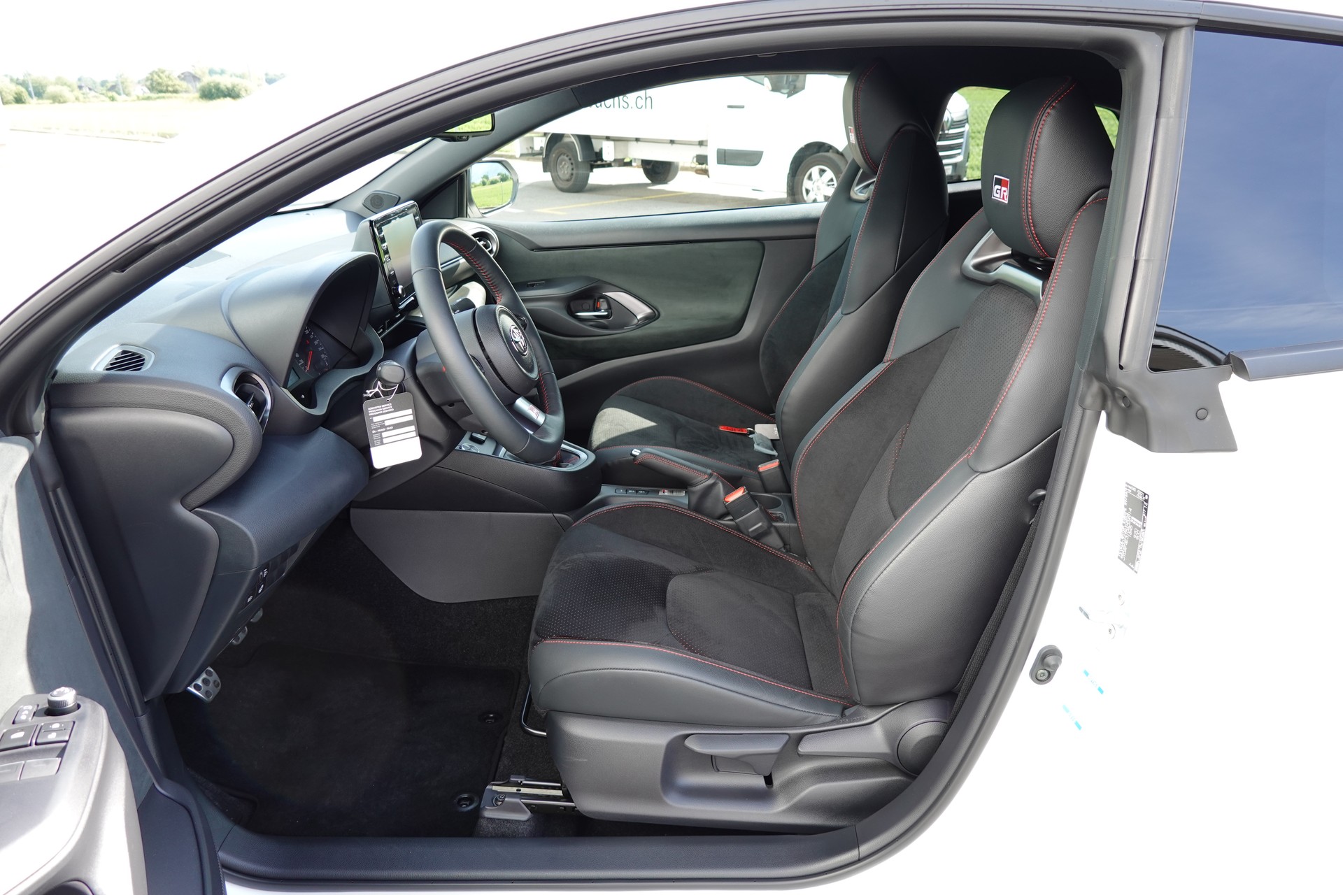 TOYOTA Yaris 1.6 GR Sport-image-8