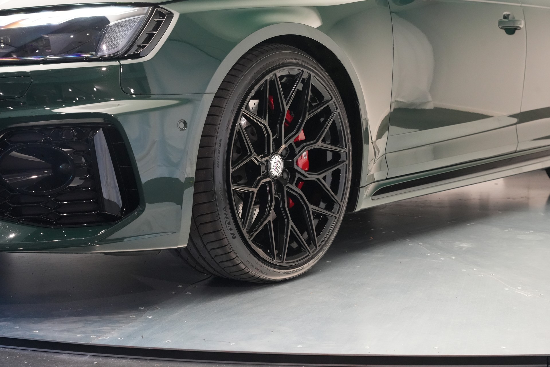 AUDI RS4 Avant quattro tiptronic *CH-Fahrzeug*-image-43
