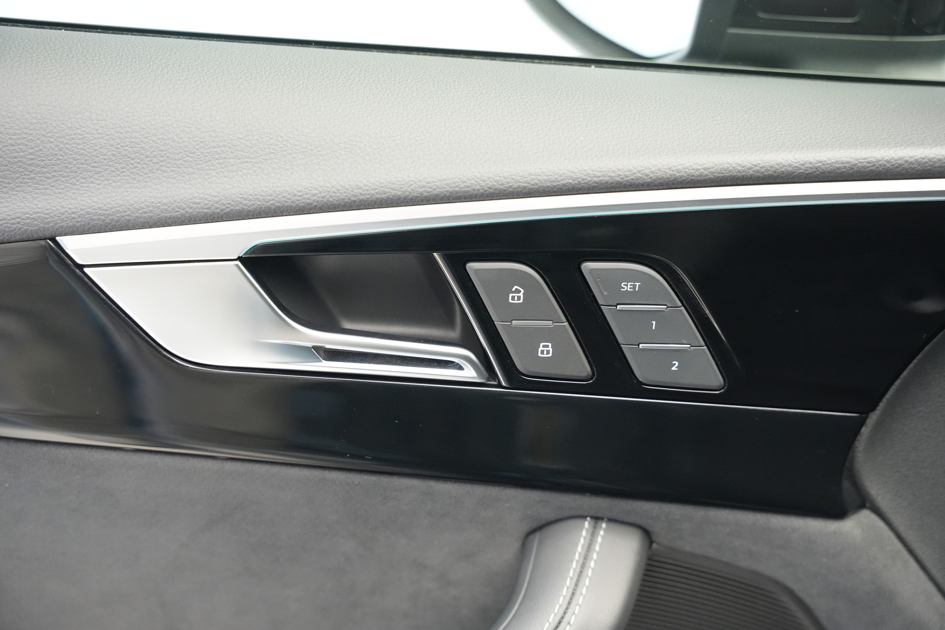 AUDI RS4 Avant quattro tiptronic *CH-Fahrzeug*-image-16