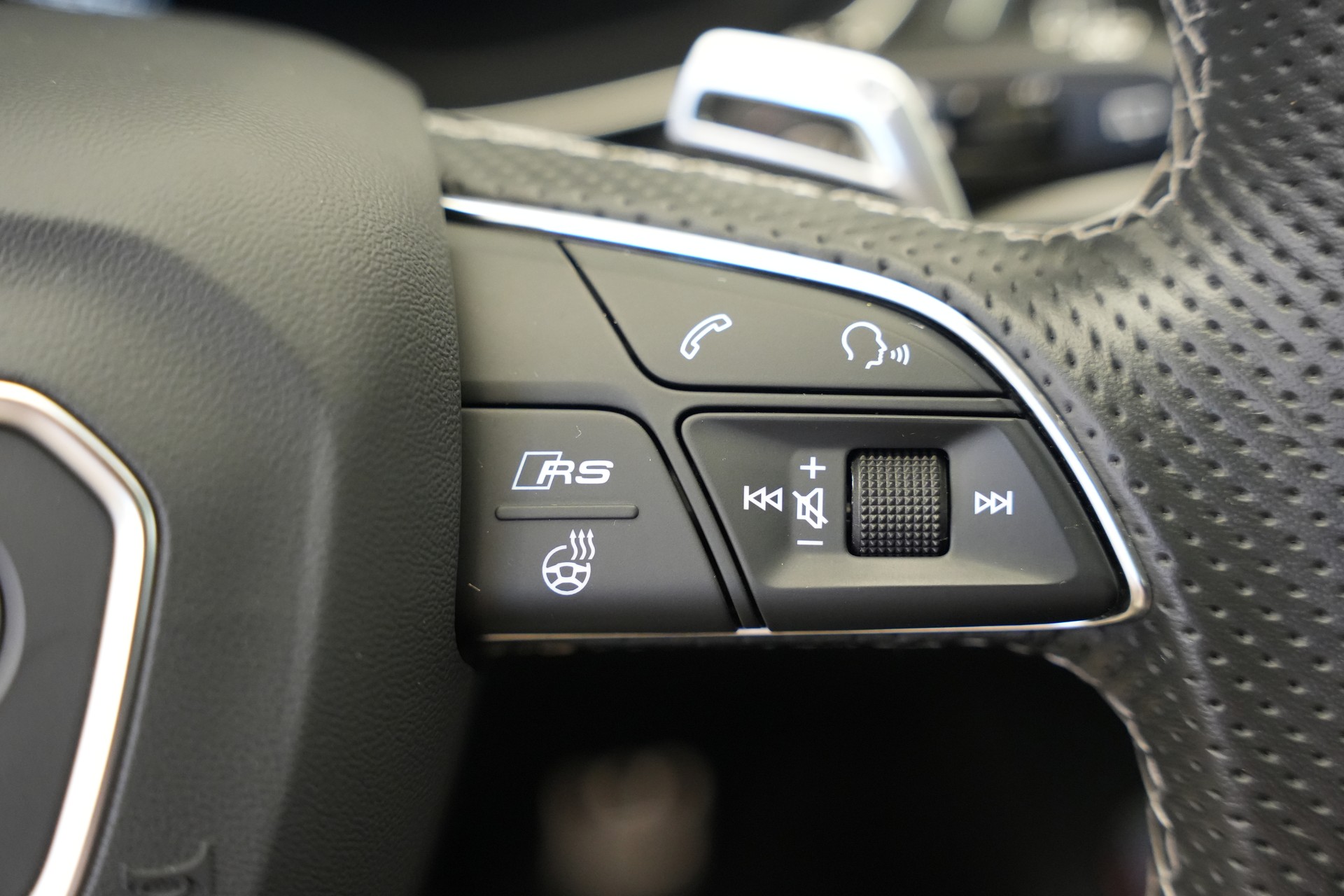 AUDI RS4 Avant quattro tiptronic *CH-Fahrzeug*-image-25