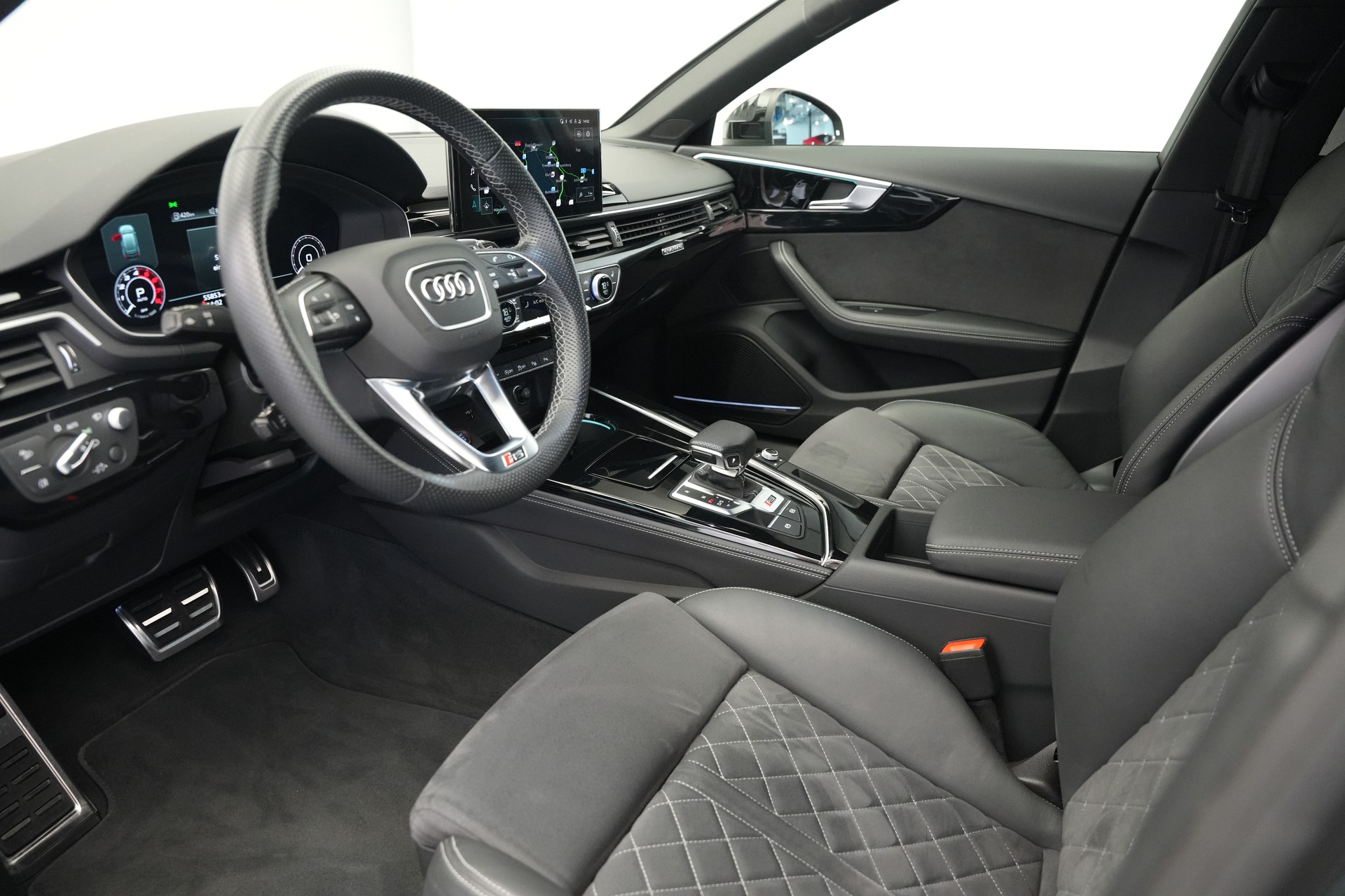 AUDI RS4 Avant quattro tiptronic *CH-Fahrzeug*-image-11