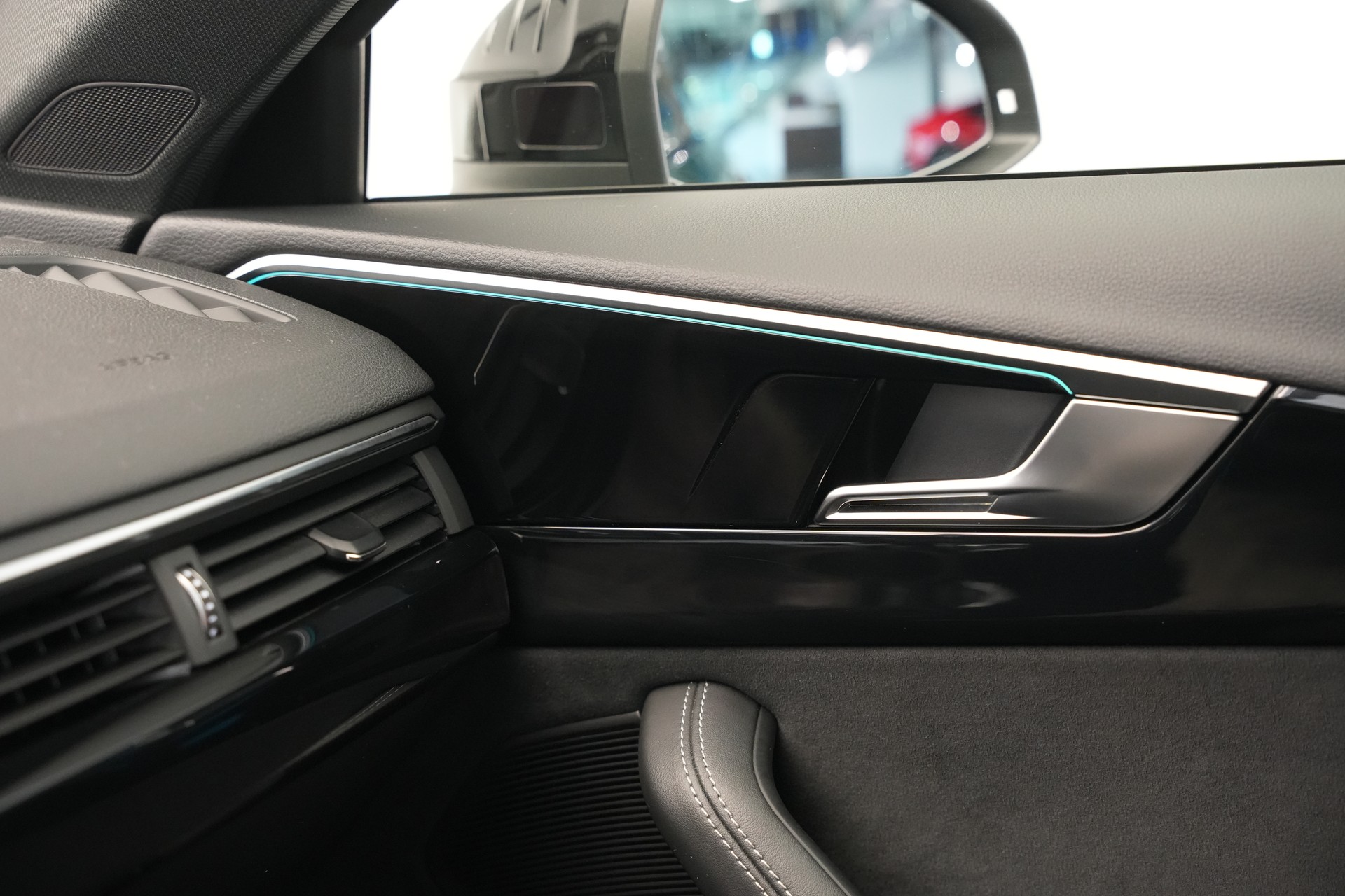 AUDI RS4 Avant quattro tiptronic *CH-Fahrzeug*-image-35