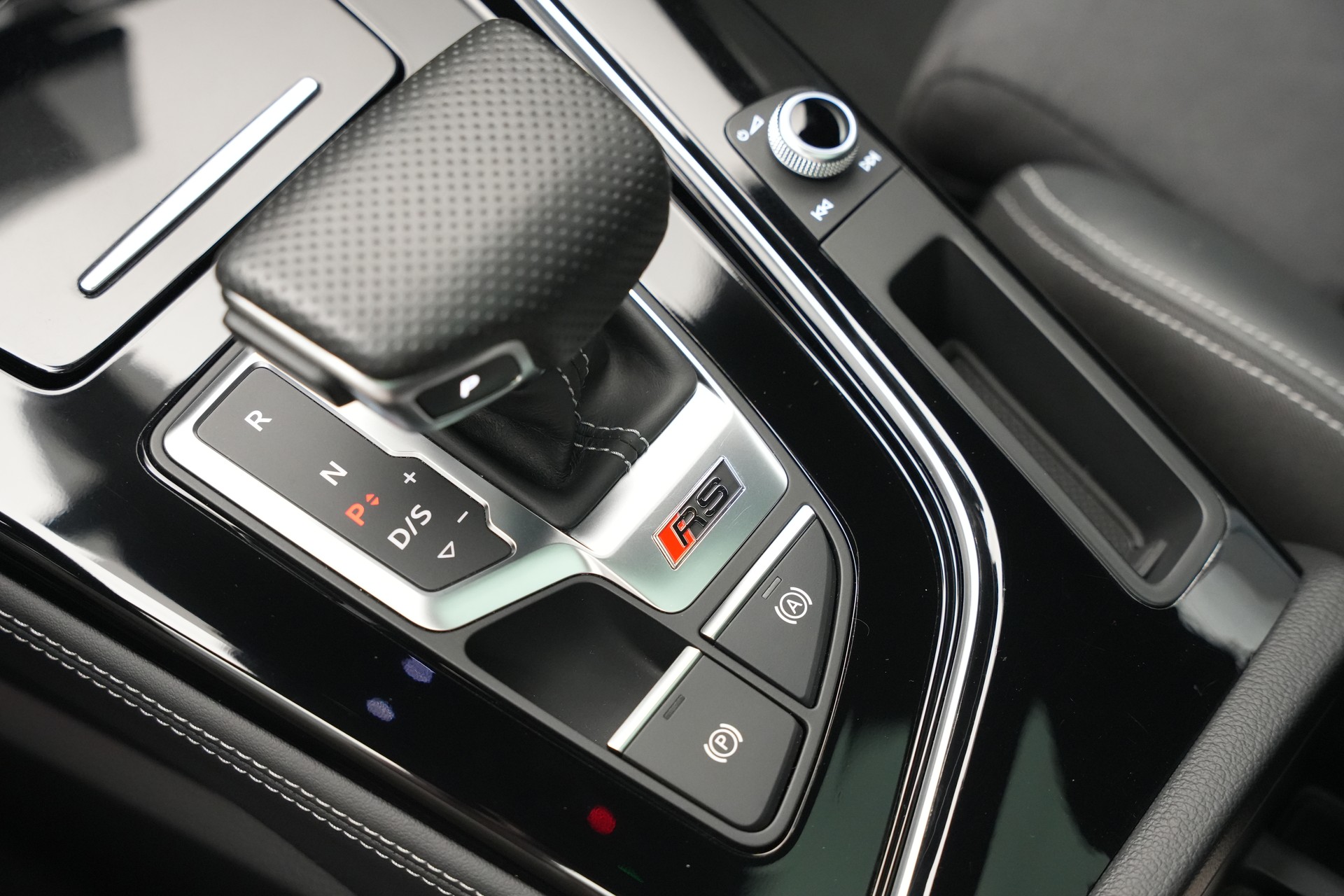 AUDI RS4 Avant quattro tiptronic *CH-Fahrzeug*-image-29