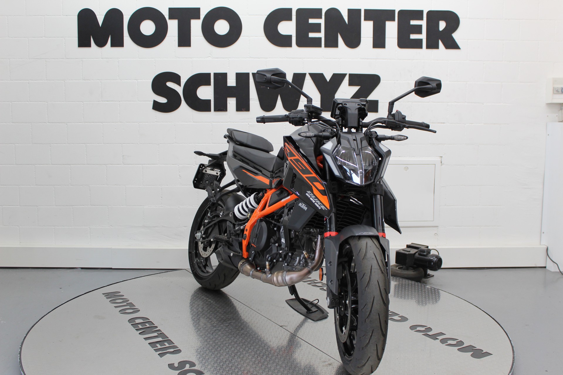KTM 390 Duke-showroom-element-2