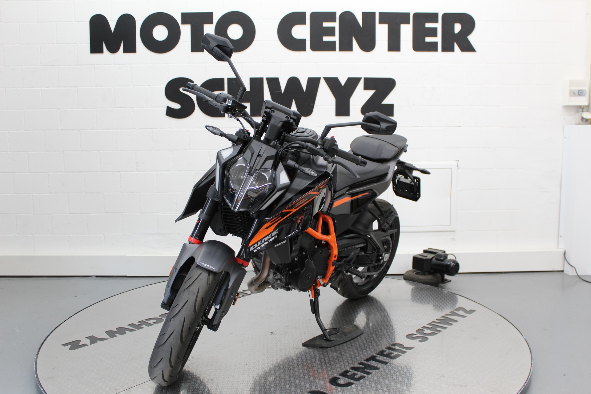 KTM 390 Duke-showroom-element-3