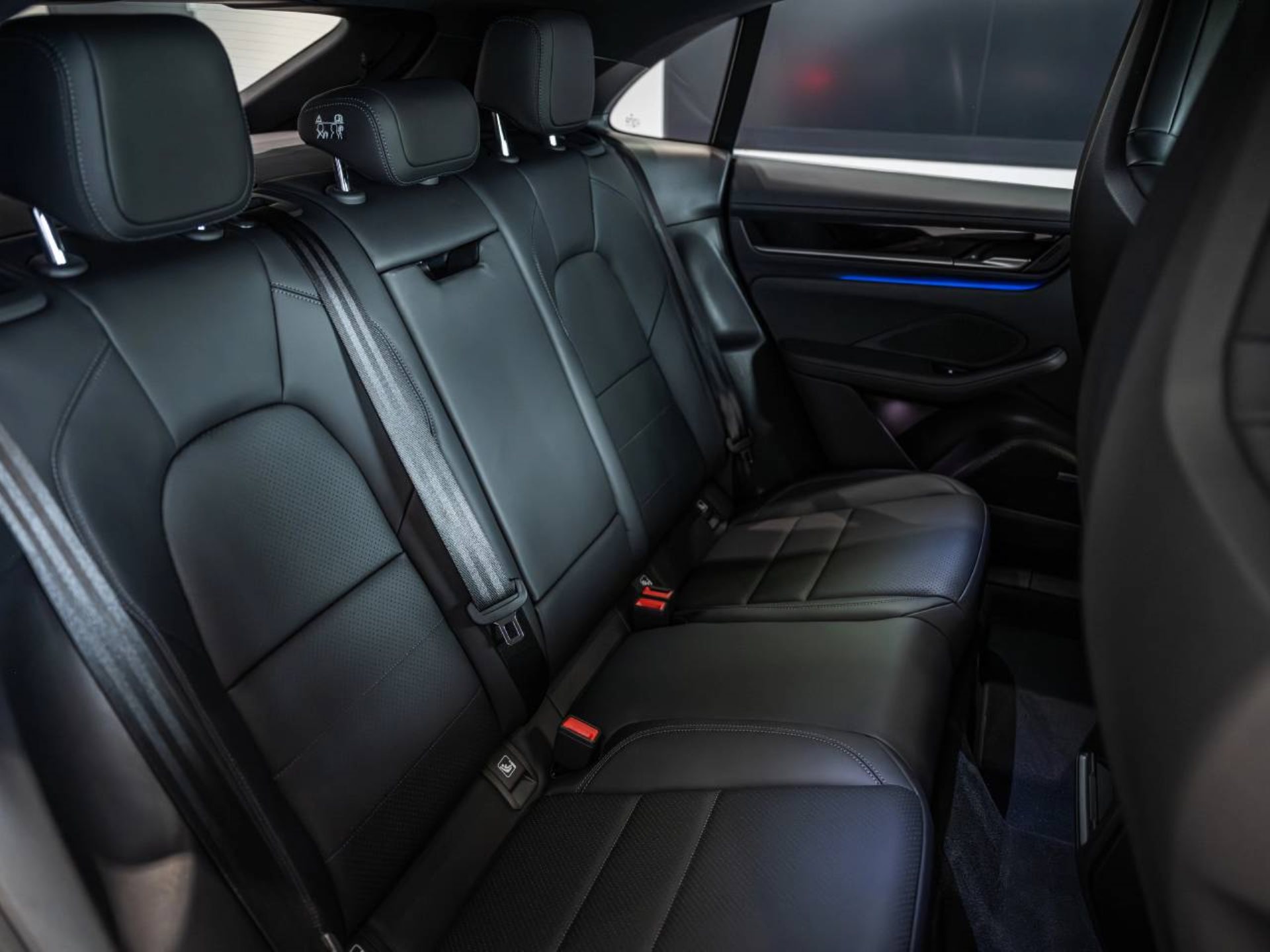 PORSCHE Macan 4-image-23